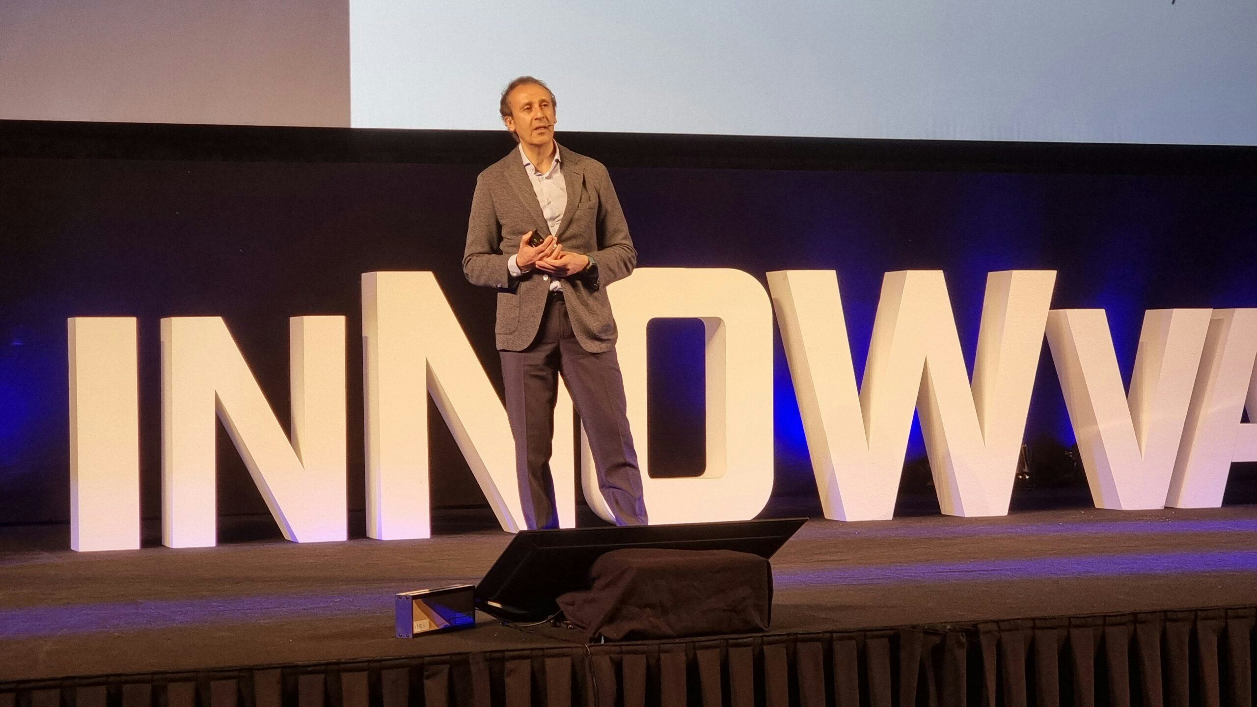 Jamal Chamariq van Estée Lauder op inNOWvate 2023.