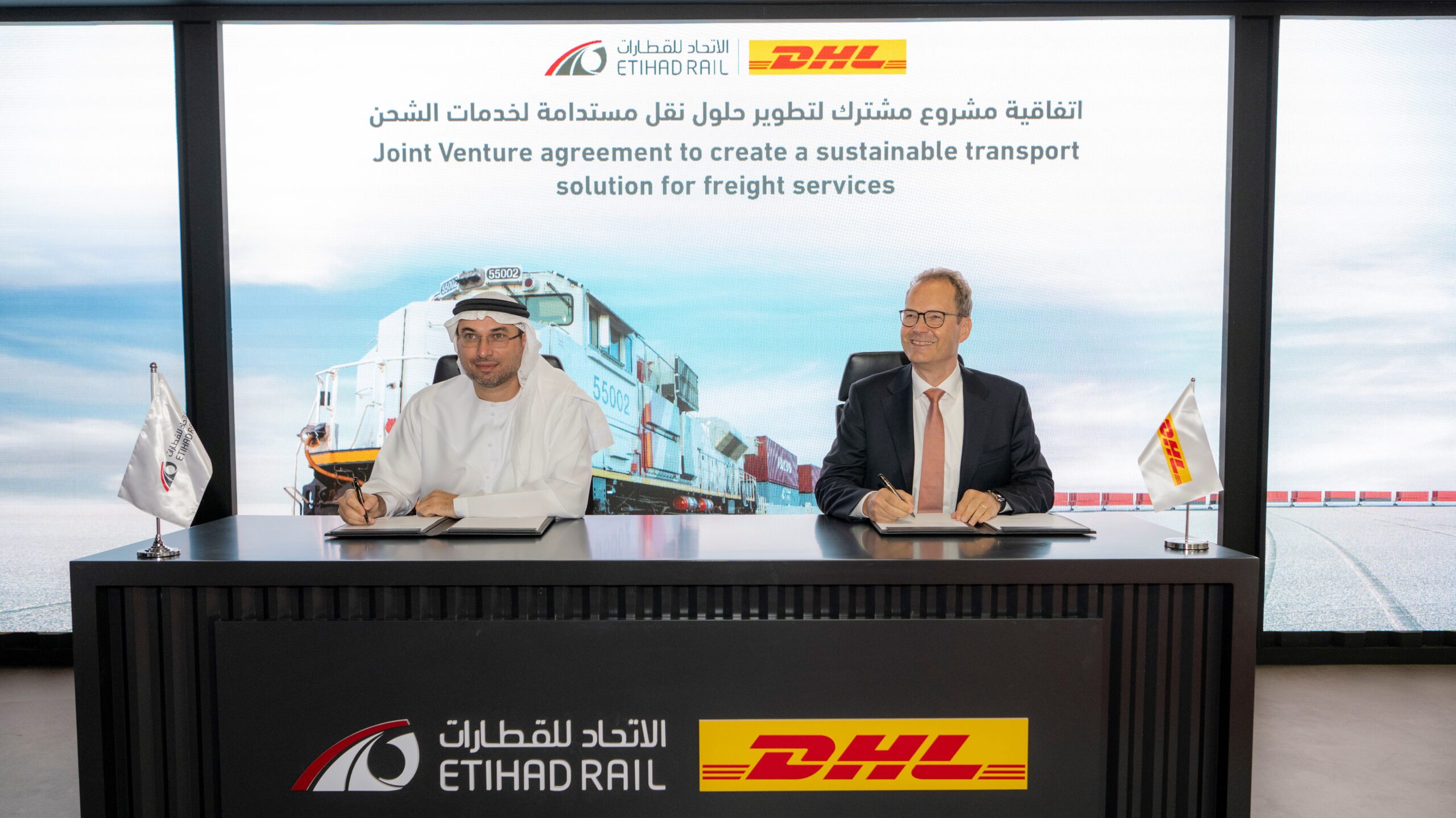 Shadi Malak, ceo Etihad Rail en Tim Schargath, ceo DHL Global Forwarding