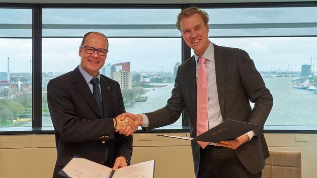 Uwe Köhn, port director van Hafen Mannheim en Matthijs van Doorn, commercieel directeur van Havenbedrijf Rotterdam tekenden een samenwerkingsovereenkomst.