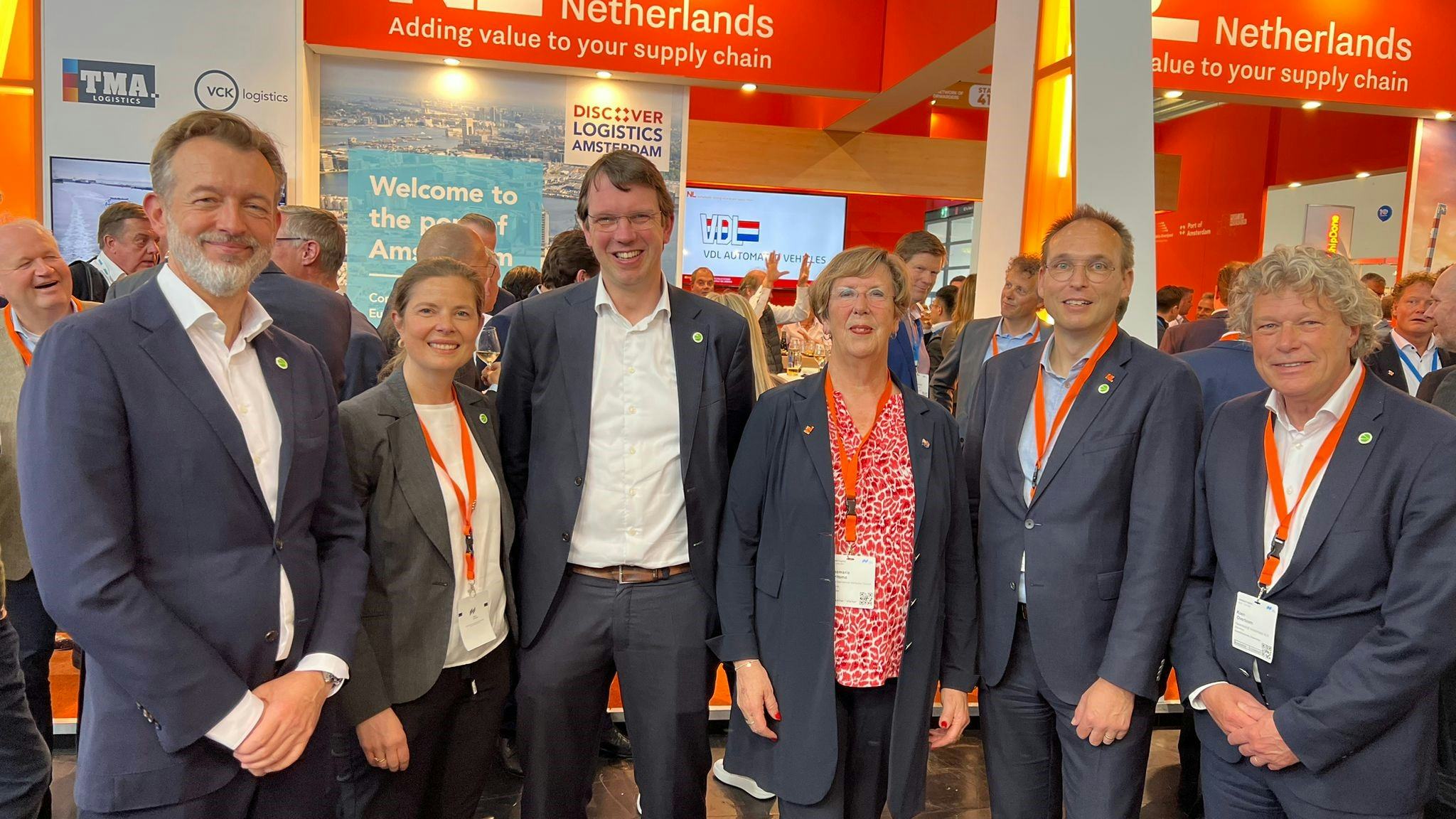 V.l.n.r.: Boudewijn Siemons, coo Port of Rotterdam, Caroline Koiter, directeur Rail Cargo information Netherlands, John Voppen, ceo ProRail, Annemarie Jorritsma, voormalig minister I&W en sinds kort de nieuwe voorzitter bij NDL, Paul Dirix, ceo Port of Moerdijk en Koen Overtoom, ceo Port of Amsterdam.