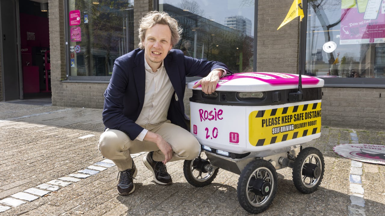 Niels Agatz en robot Rosie 2.0 van Spar University Rotterdam. Foto: Roel Dijkstra