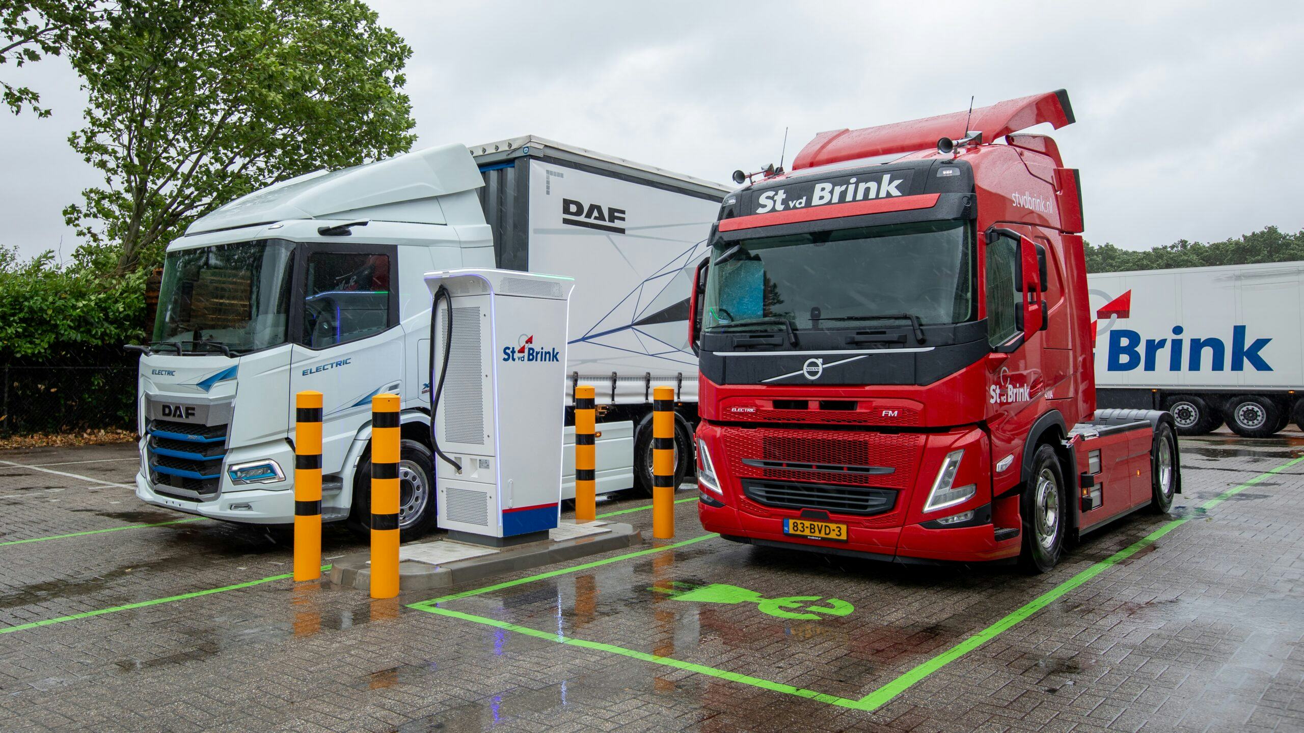 St vd Brink neemt eerste eigen laadpaal voor e-trucks in gebruik