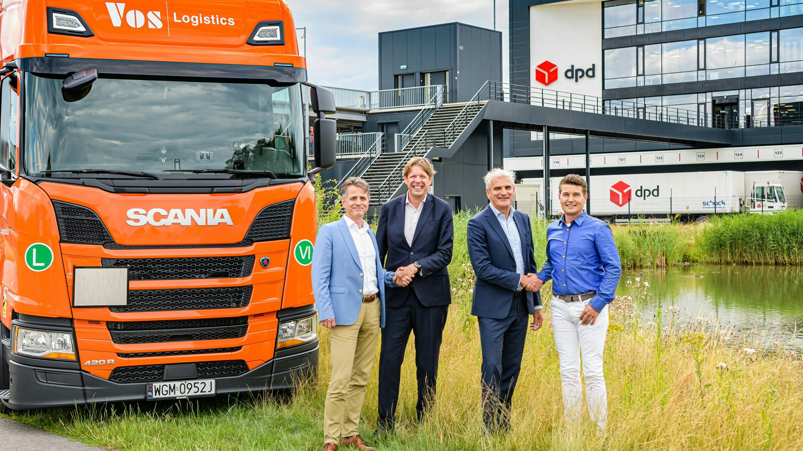v.l.n.r.: Henk-Jan van der Molen (Vos Logistics), Erik Uljee (DPD Nederland), Frank Verhoeven (Vos Logistics), Maurice Loef (DPD Nederland)