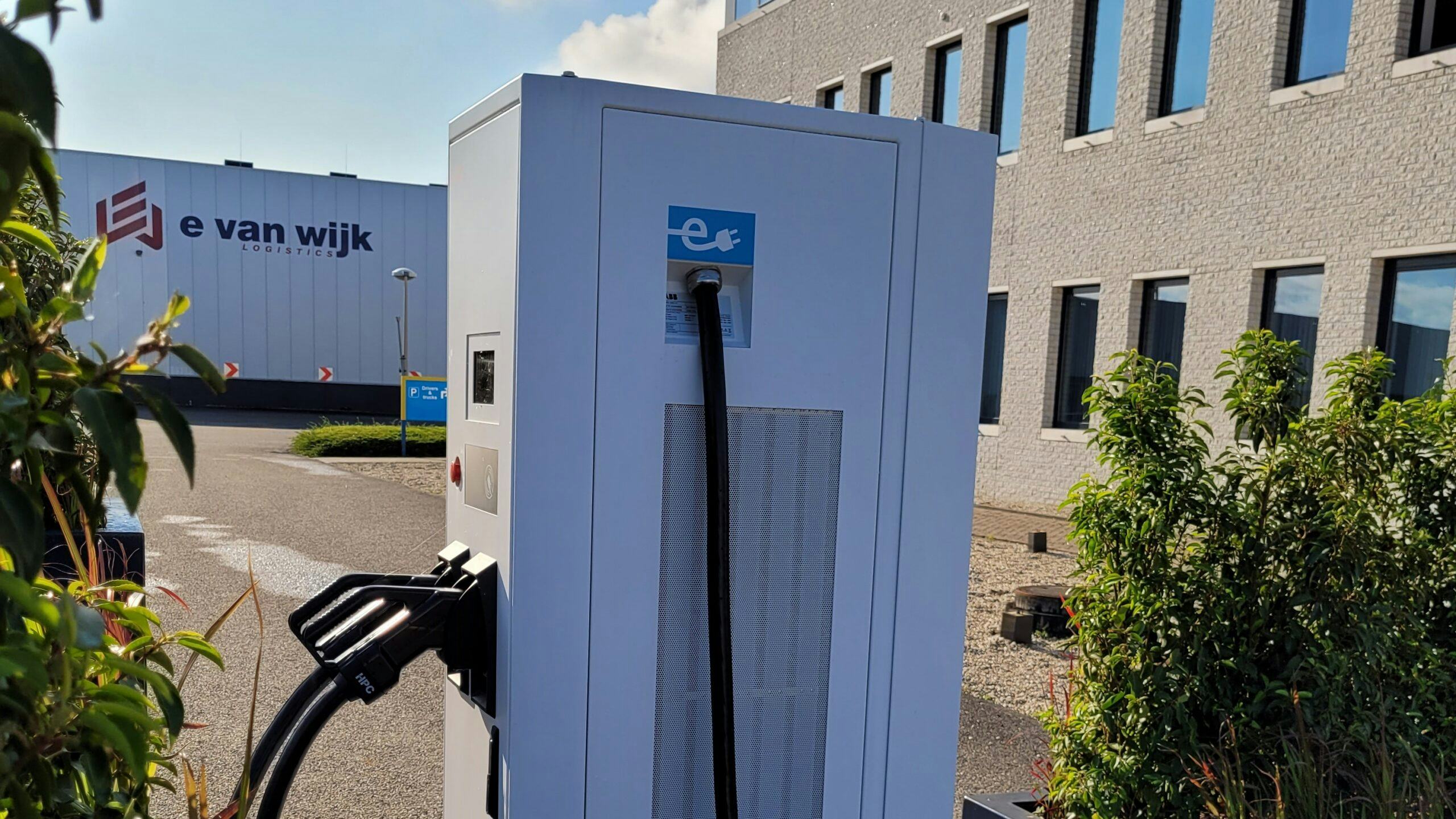 E. van Wijk krijgt zonnedak met batterij voor laden e-trucks