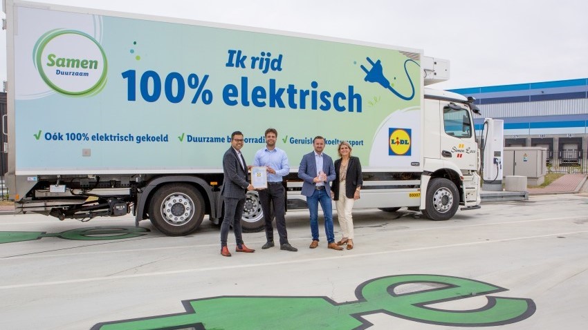 Lidl neemt op dc Almere het certificaat in ontvangst. V.l.n.r. Fedor Engbers (Lidl), Jan van Nunen (Lean & Green), Ruud Metten (Lidl) en Marian Verheij (Lidl)
