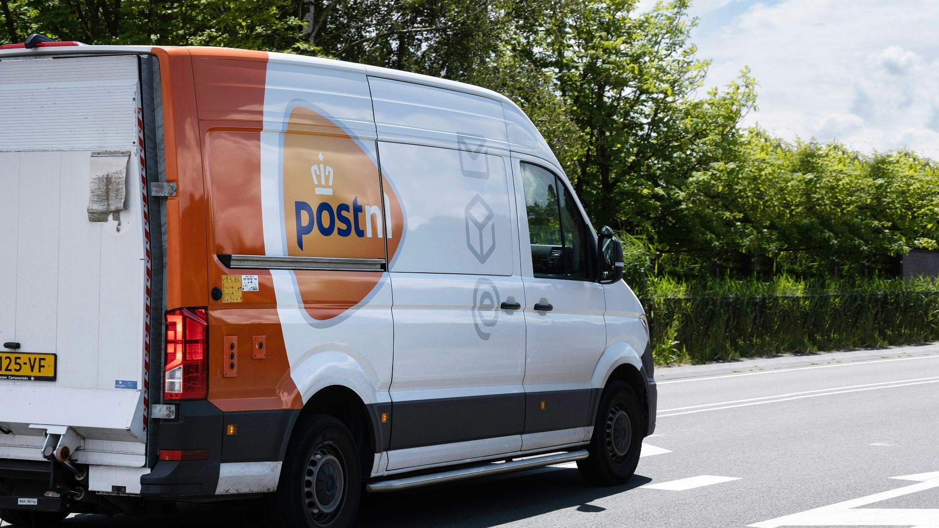 PostNL verwerkt meer pakketten en is positiever over winst