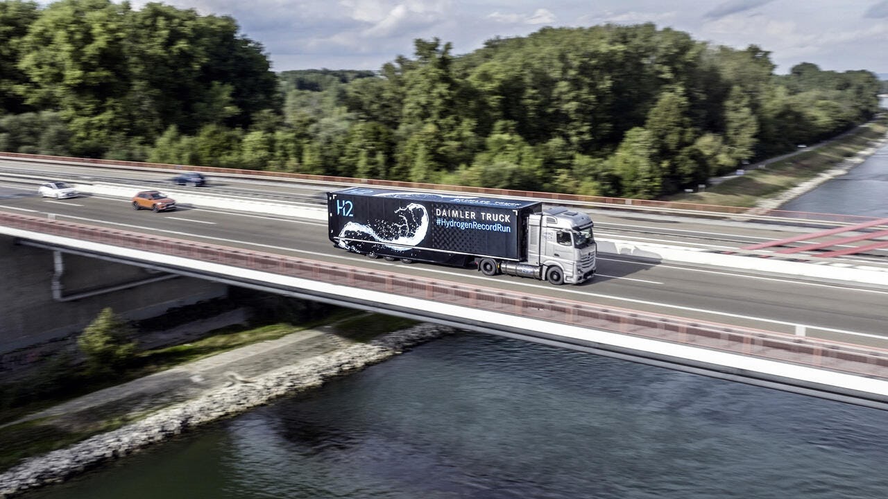 Waterstoftruck Mercedes rijdt duizend kilometer op één tank