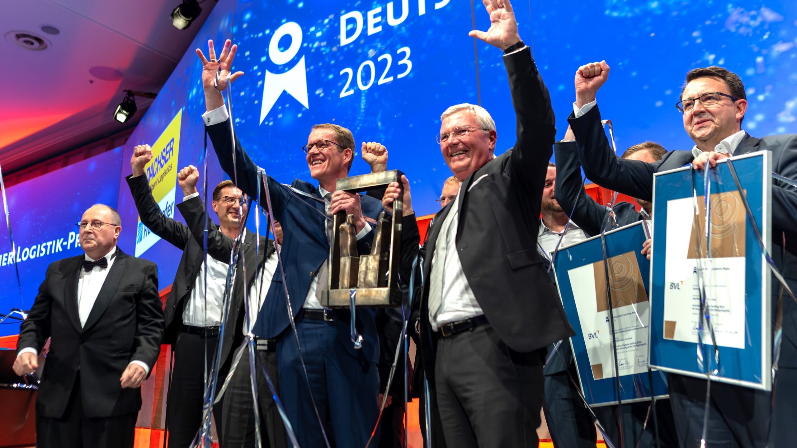 Burkhard Ehling (Dachser) en prof. Michael ten Hompel (allebei in het midden)