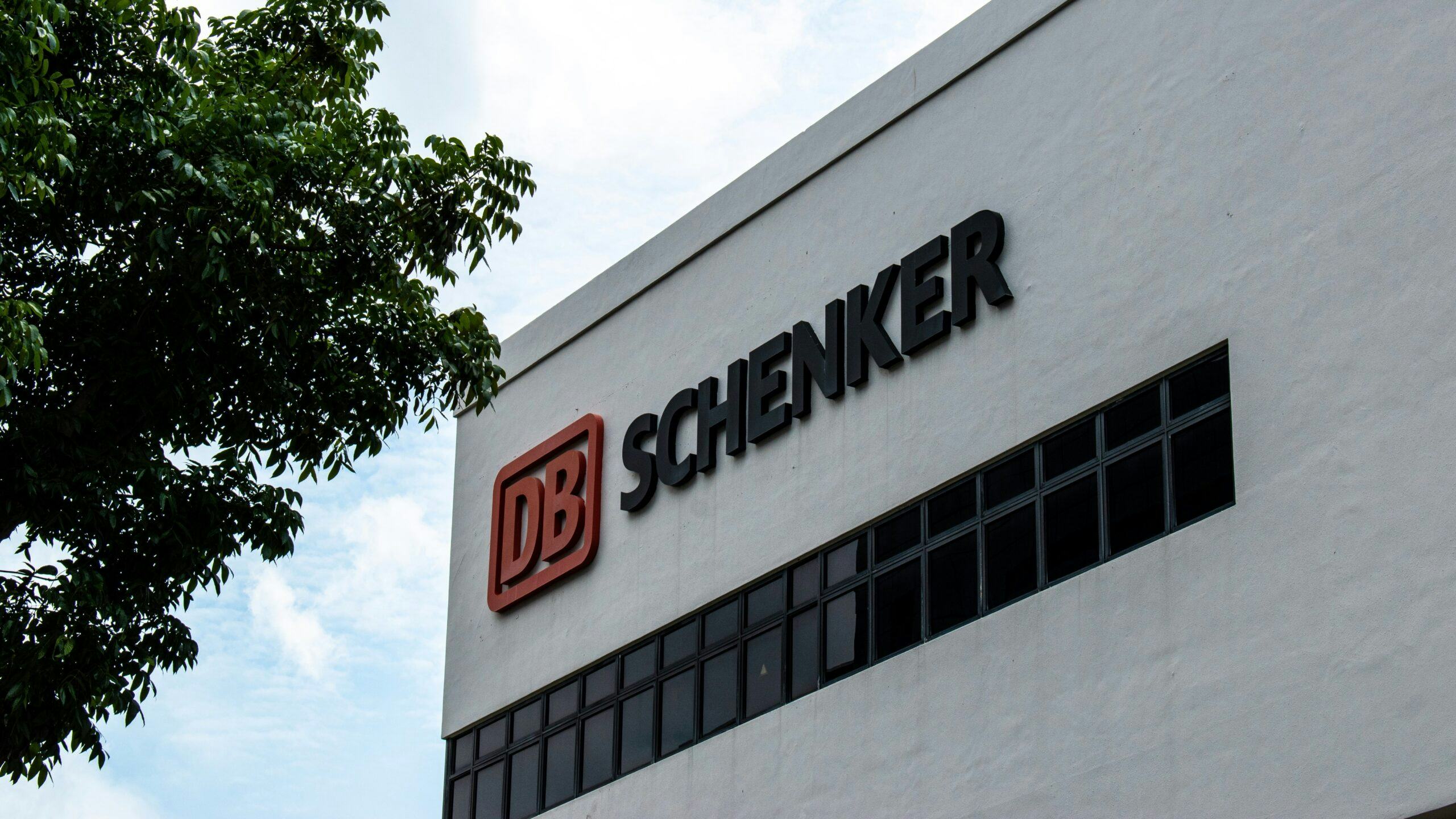 DB Schenker laadt beursspullen in elektrische truck