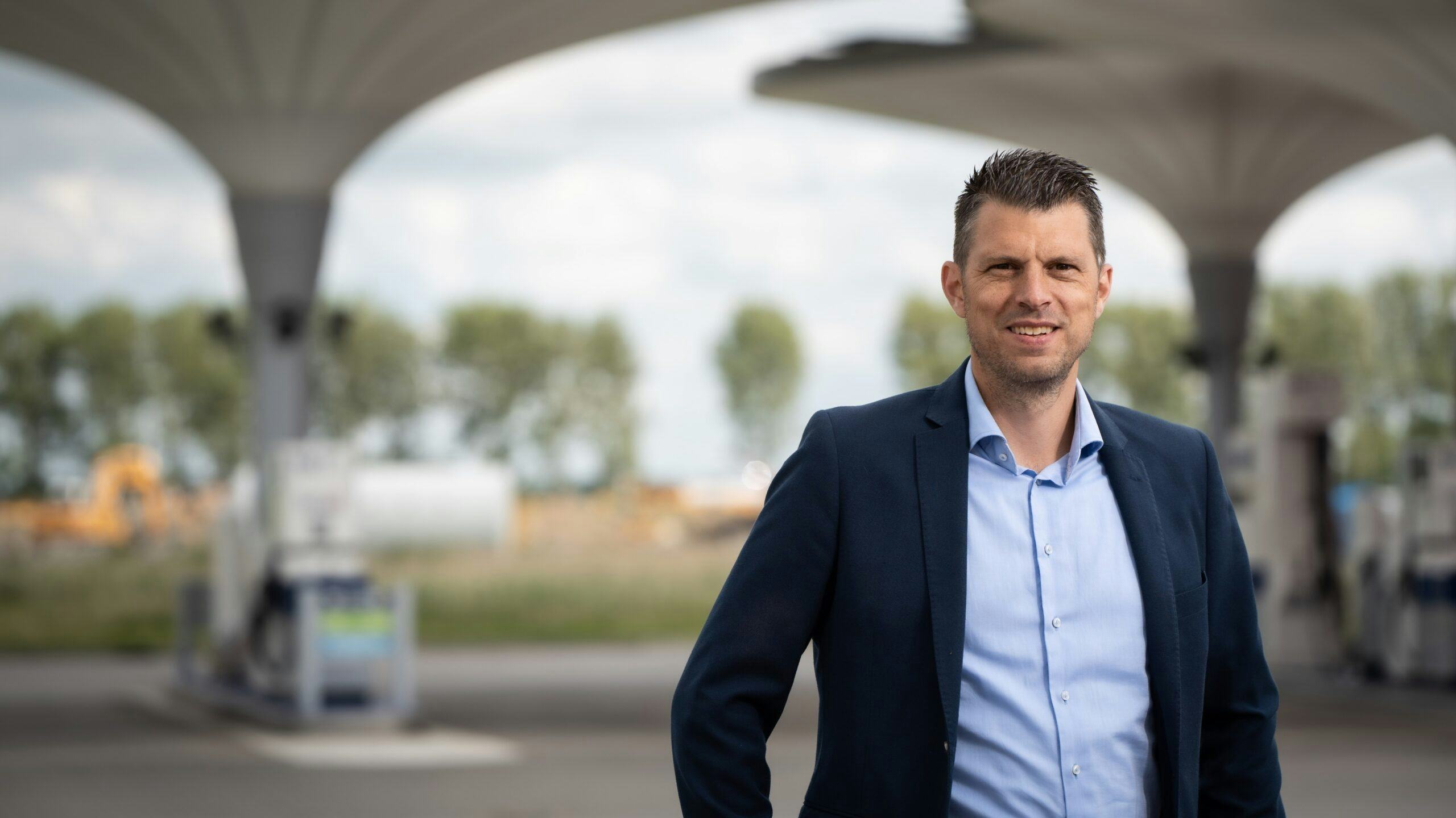 Bij het tankstation in Alkmaar kunnen chauffeurs van trucks en bestelbussen voortaan ook waterstof tanken. De uitbreiding met waterstof is niet alleen een mijlpaal voor NXT Mobility maar voor de hele regio, benadrukt directeur Erik Metselaar.