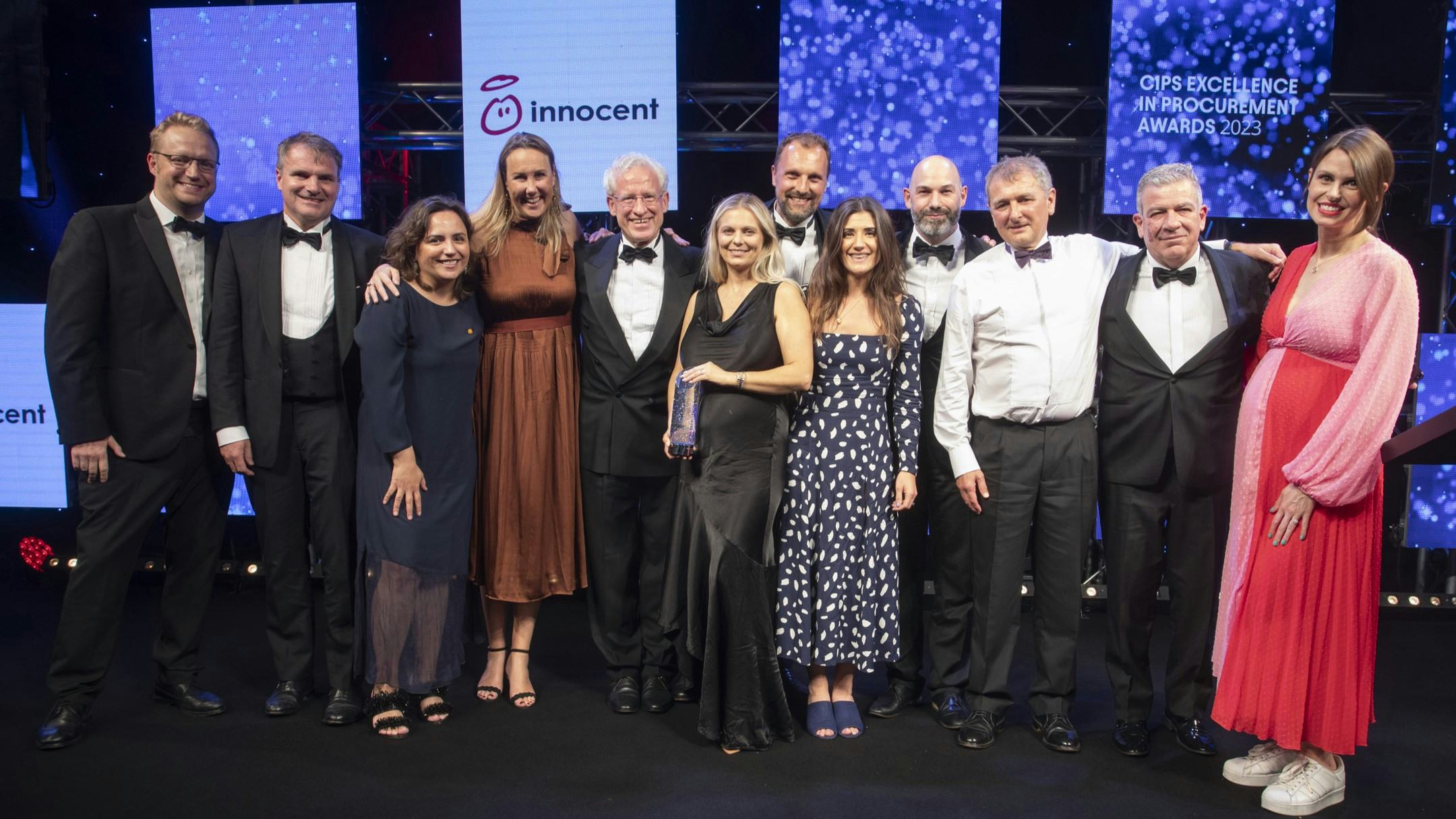 Marie-José Baartmans (vierde van links) en Dé Post (zevende van links) nemen de awards in ontvangst.