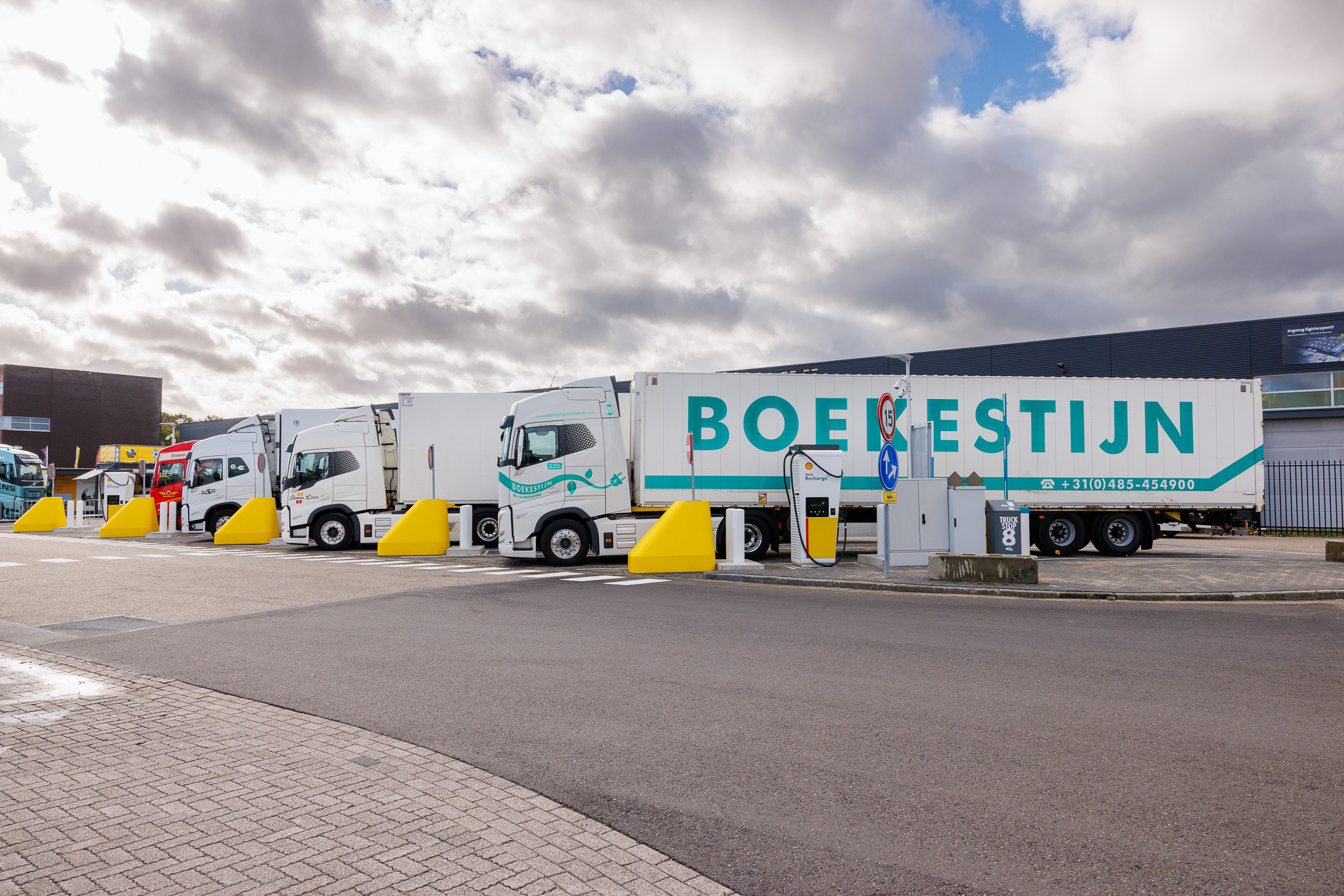 Voor het realiseren van snellaadpleinen is een flinke netcapaciteit nodig. Die is vaak niet beschikbaar. Het aanvragen van een zwaardere aansluiting neemt vaak lang in beslag. (Foto: Shell)