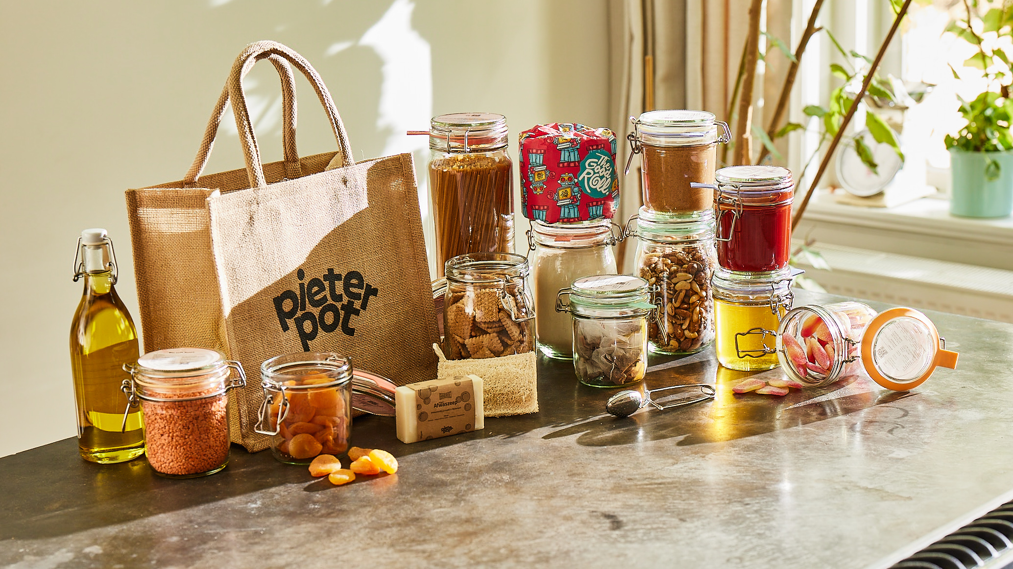 Het team is na de doorstart uitgedund en teruggebracht naar zes man. Naast Schoemaker en Dominique Rommers, eigenaar van de moederbedrijf Delicatessenfabriek, voegt Max van de Mars, oprichter van het duurzame non-foodbedrijf Skosh, zich in het managementteam van de verpakkingsloze onlinesuper. Van de Mars stapt uit zijn bedrijf en gaat zich richten op het assortiment en inkoop bij Pieter Pot. Daarnaast bestaat het team momenteel uit drie medewerkers die zich richten op assortiment en inkoop, marketing en klantenservice.