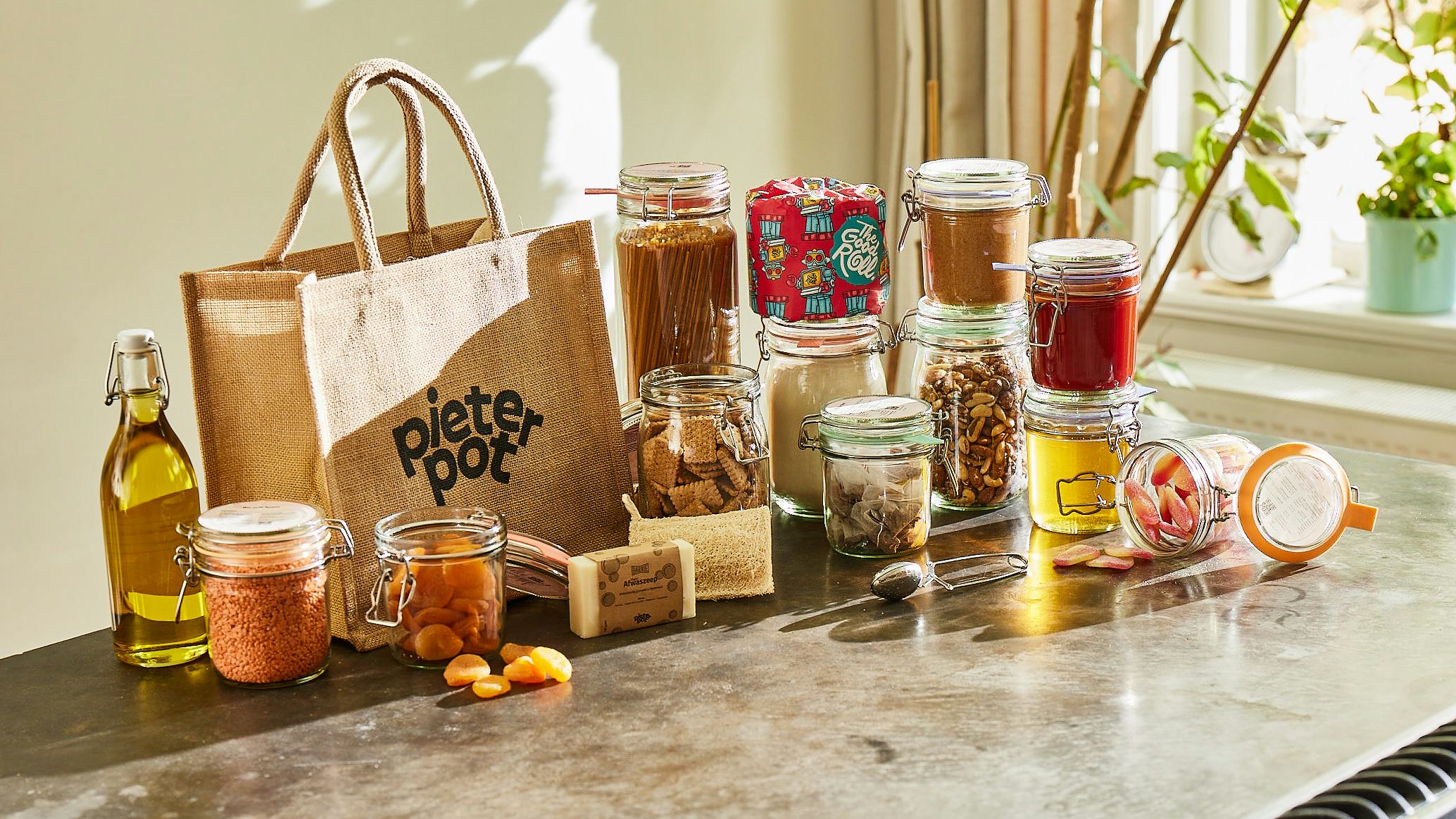 Het team is na de doorstart uitgedund en teruggebracht naar zes man. Naast Schoemaker en Dominique Rommers, eigenaar van de moederbedrijf Delicatessenfabriek, voegt Max van de Mars, oprichter van het duurzame non-foodbedrijf Skosh, zich in het managementteam van de verpakkingsloze onlinesuper. Van de Mars stapt uit zijn bedrijf en gaat zich richten op het assortiment en inkoop bij Pieter Pot. Daarnaast bestaat het team momenteel uit drie medewerkers die zich richten op assortiment en inkoop, marketing en klantenservice.