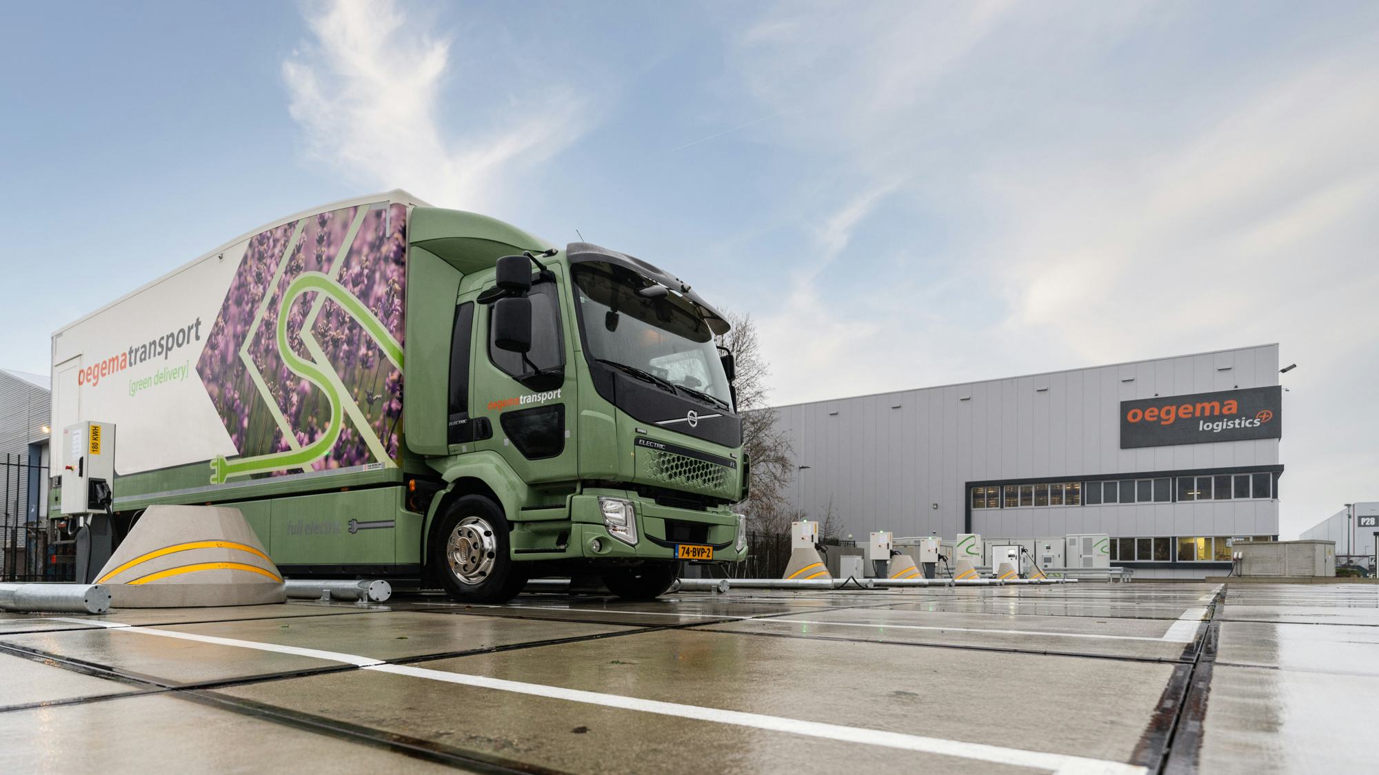 Oegema Transport neemt slim laadplein voor e-trucks in gebruik