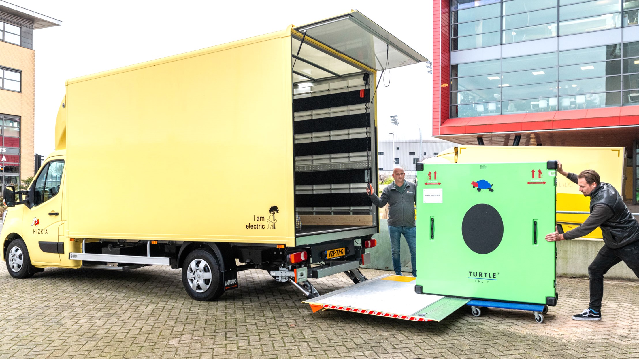 Hizkia heeft begin dit jaar in Den Haag een eerste elektrische bestelauto - een Renault Master E-Tech - in gebruik genomen. 