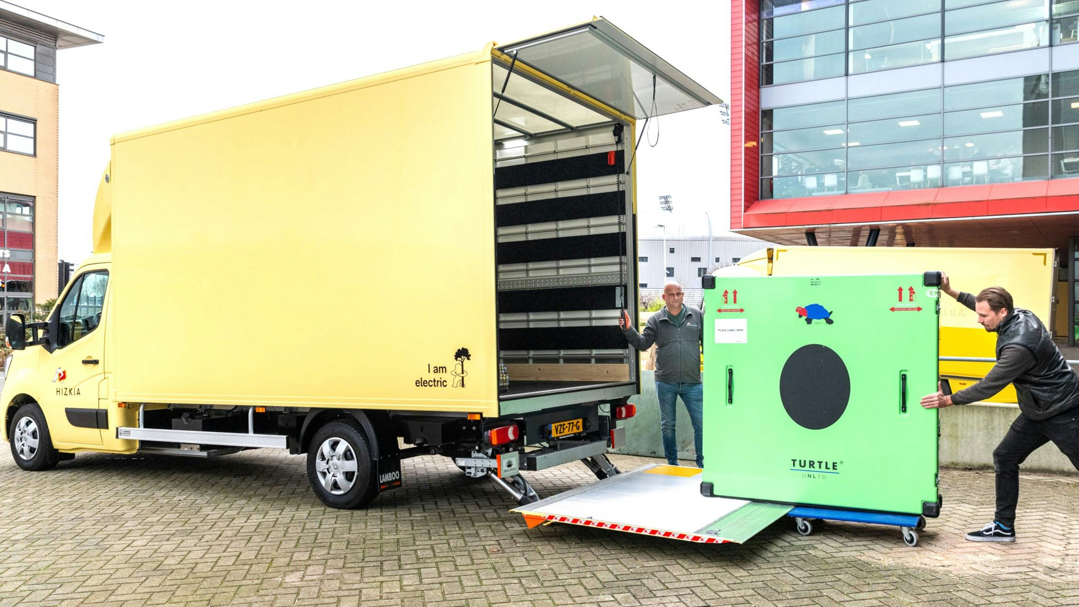 Hizkia heeft begin dit jaar in Den Haag een eerste elektrische bestelauto - een Renault Master E-Tech - in gebruik genomen.