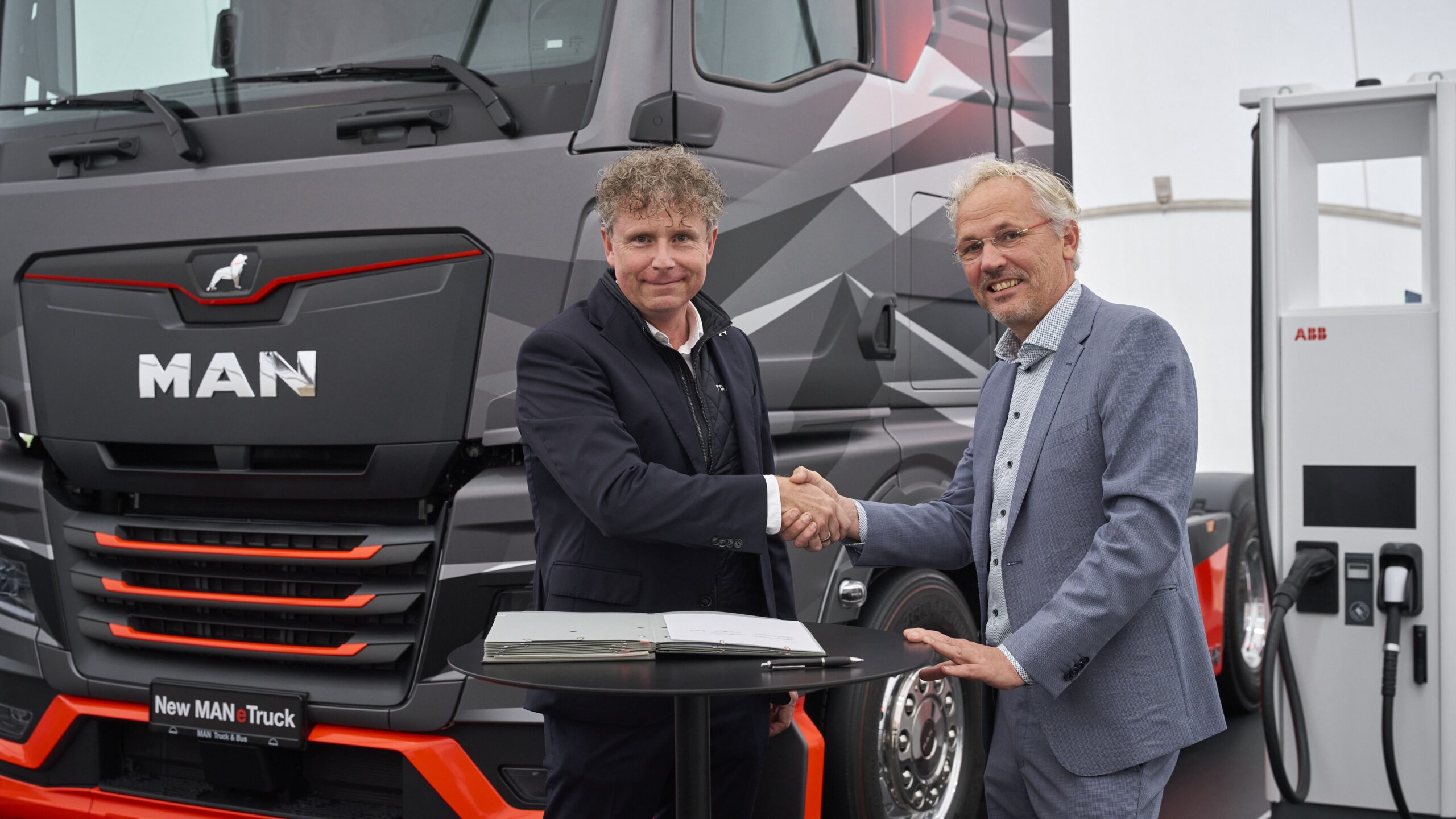 Thomas Nickels (MAN) en Floris van de Klashorts (ABB E-mobility)