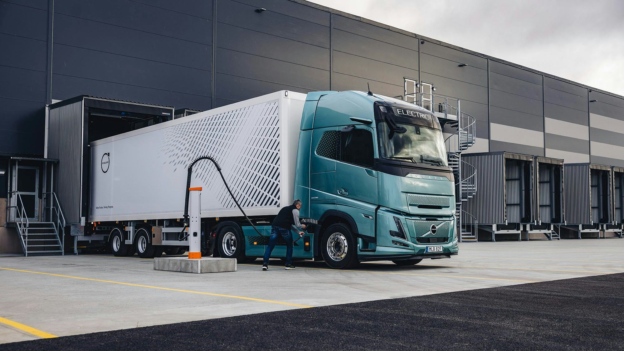 Volvo onthult elektrische FM met lage instap voor stadstransport