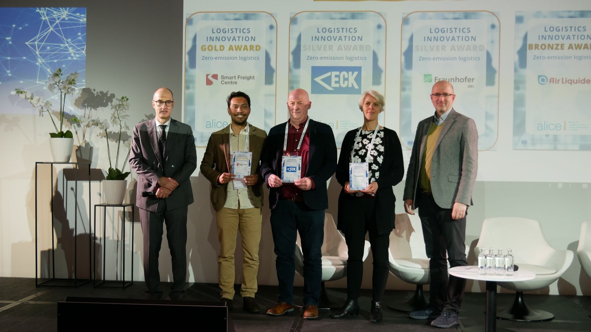Smart Freight Centre heeft goud gewonnen in de categorie zero emissie logistiek van de Logistic Innovation Awards van Europees techplatform ALICE. Van Eck Trailers en Fraunhofer IML wonnen zilver en Air Liquide kreeg brons.