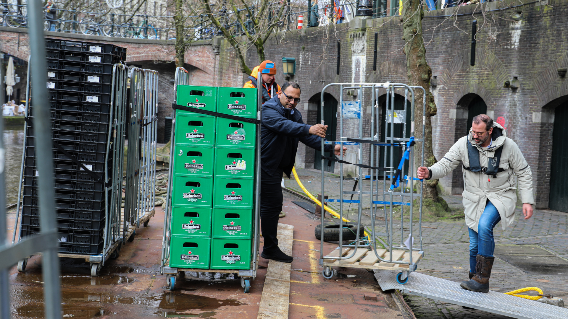 Supermarkt Boon's Markt is vorig jaar begonnen met een test van bevoorraden over het water. Mede omdat er onder de supermarkt kwetsbare werfkelders zitten. In het gebied geldt daarom een gewichtsbeperking van twee ton per as.