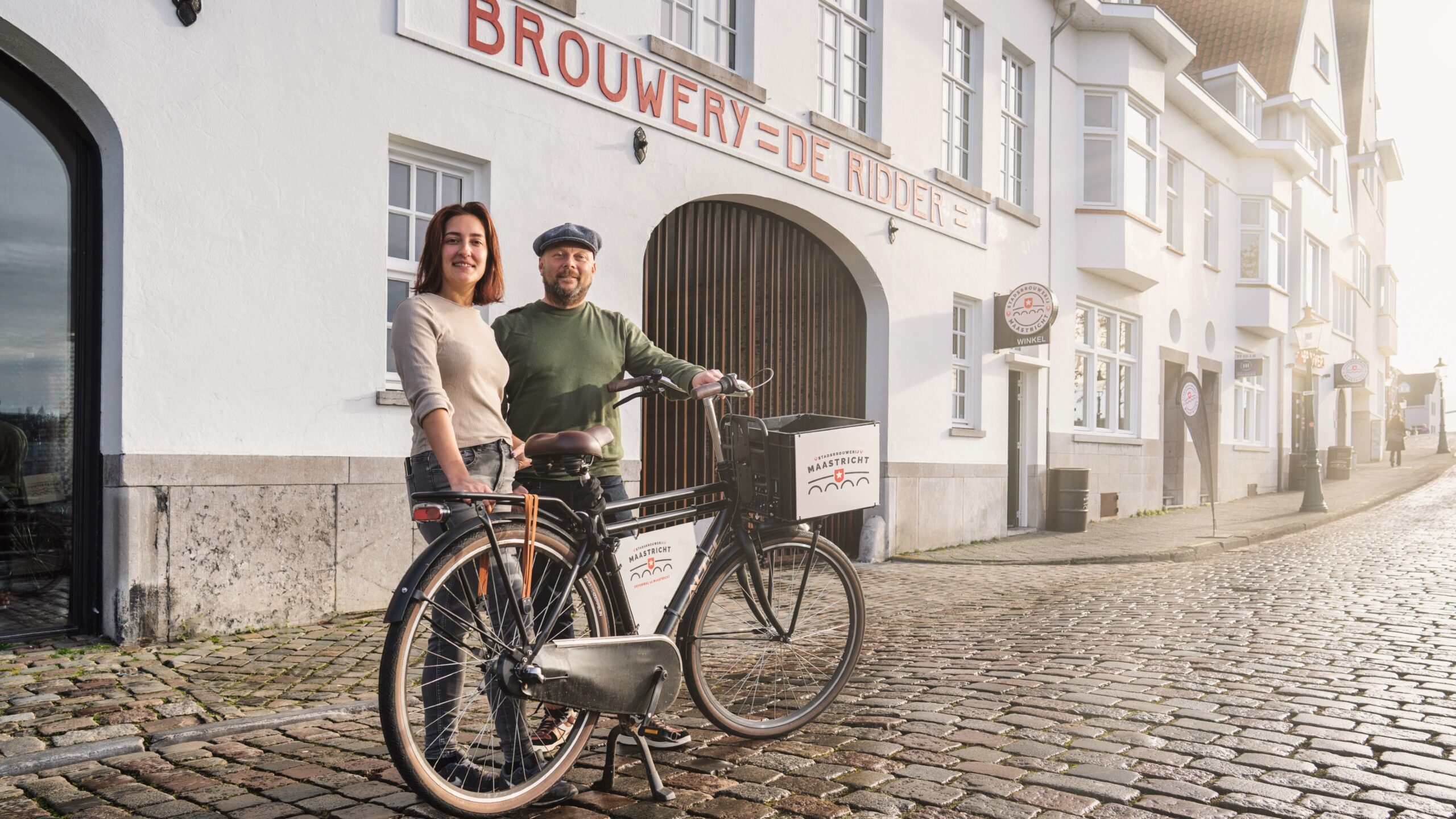 Algemeen directeur Bastiaan Bronkhorst (rechts) en bedrijfsleider Vida Vasseghi van de Stadsbrouwerij Maastricht in hartje Maastricht zijn bijna klaar voor de invoering van de zero-emissiezone. De brouwerij maakt gebruik van een goederenhub én krijgt binnenkort de sleutels van een nieuwe elektrische bestelbus. (foto: Aron Nijs) 