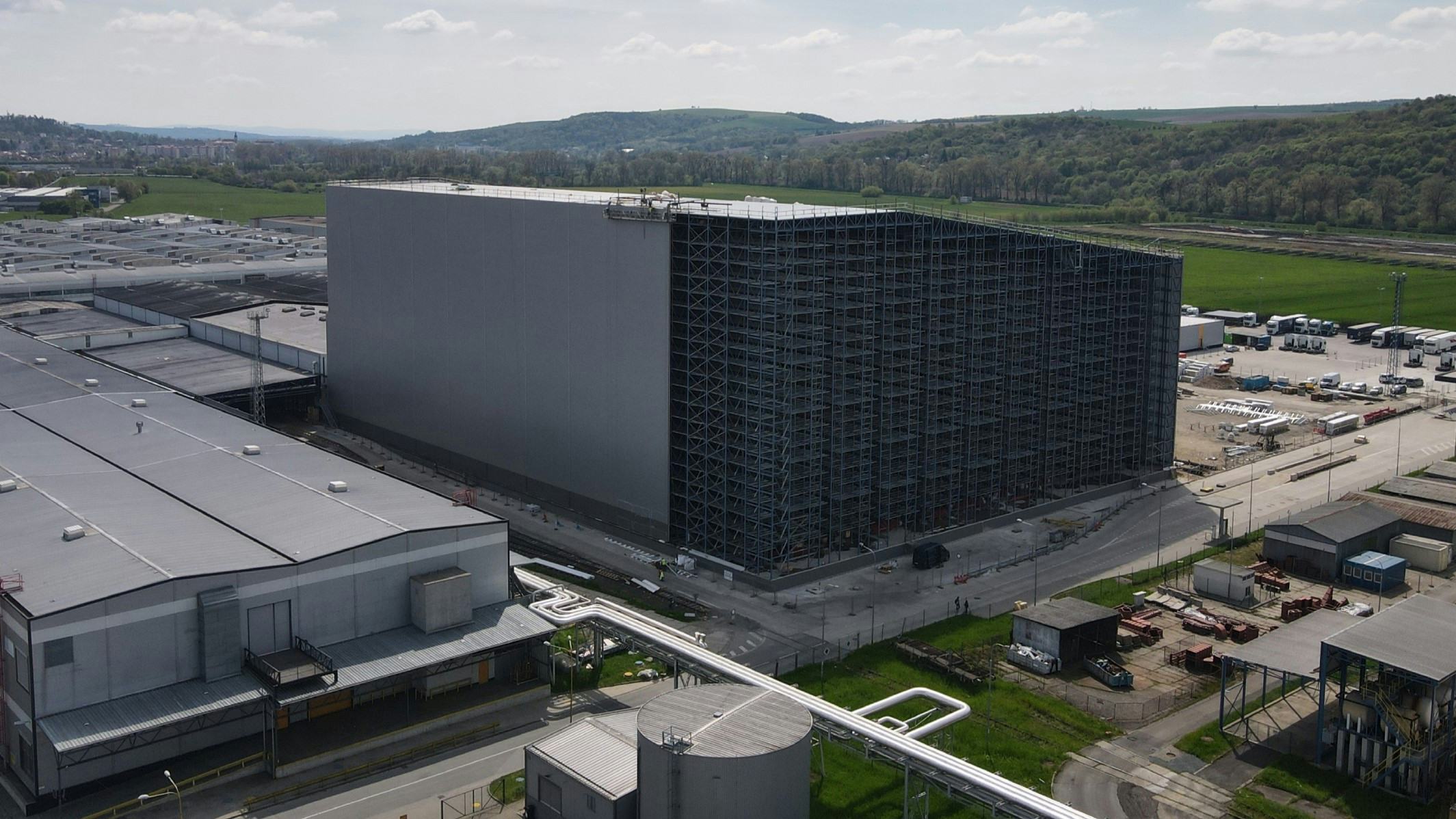Continental opent torenhoog geautomatiseerd magazijn in Tsjechië