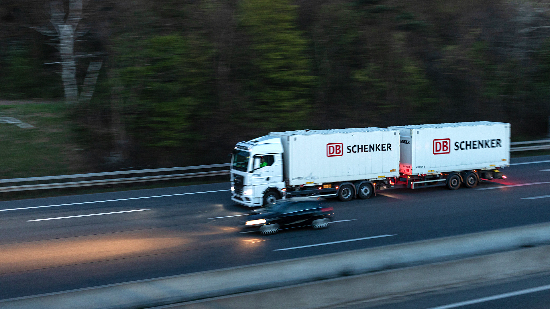 "De overname van Schenker is een ingrijpende transactie voor DSV. We hebben een duidelijk plan hoe we samen het wereldwijd leidende transport- en logistiekbedrijf willen worden", aldus Jens Lund, ceo van DSV.