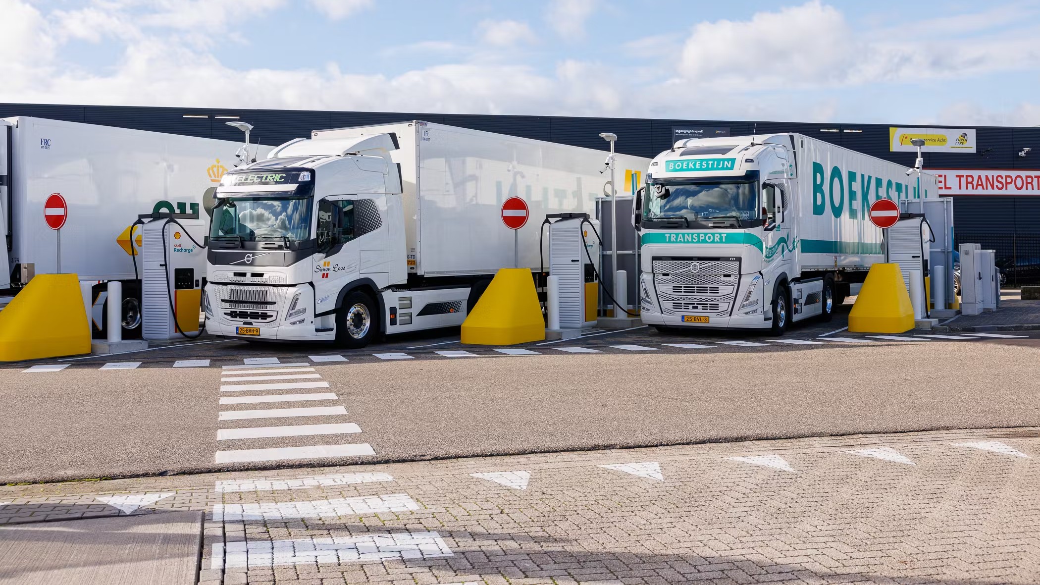 Het is belangrijk dat bedrijven gezamenlijk de handschoen oppakken om succesvol te verduurzamen. Zo kunnen uitdagingen op het gebied van bijvoorbeeld laad- en tankinfrastructuur en congestie op het elektriciteitsnetwerk aangepakt worden, stellen de onderzoekers. (Foto: Shell)