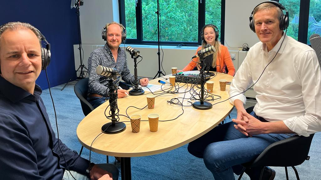 In de eerste aflevering van ZE Café - dé podcast over de invoering van de zero-emissiezones - zijn Jan Schouten van Volvo Trucks (links) en Wim Roks van Simon Loos (rechts) te gast. Ze schuiven aan bij redacteuren Remco Nieuwenbroek en Daniëlle van Hout.