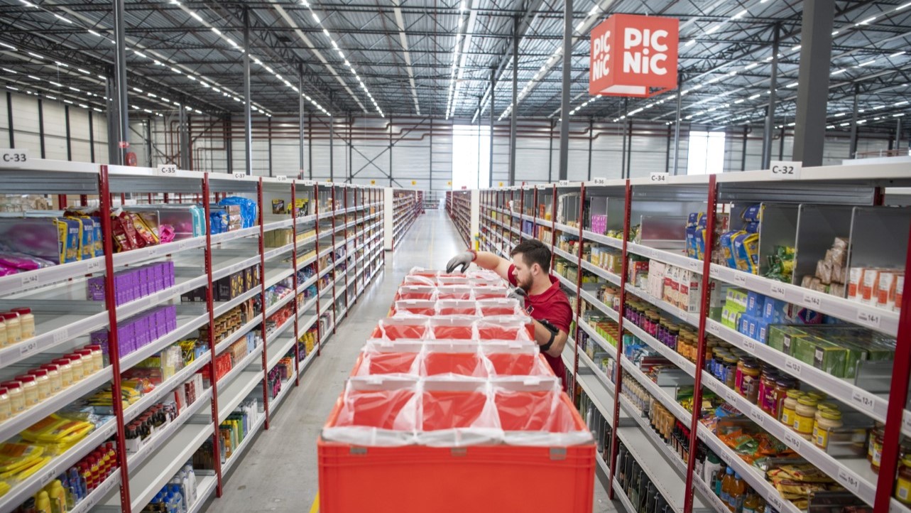 Een Picnic-shopper aan het werk in Picnic-dc in Apeldoorn