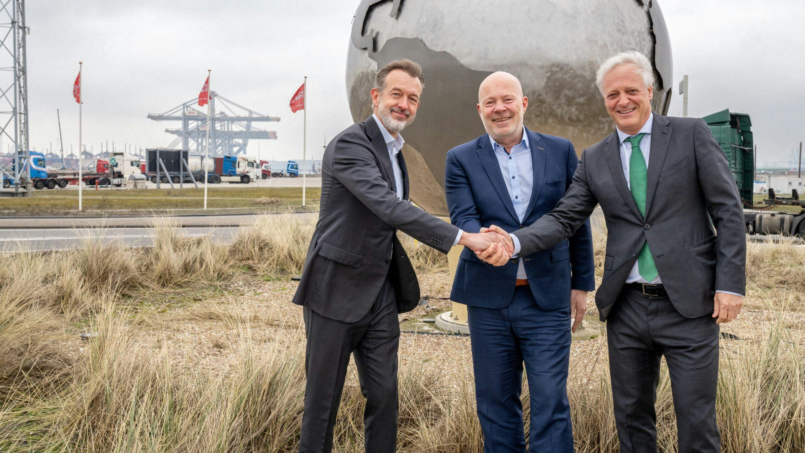 V.l.n.r: Boudewijn Siemons (Havenbedrijf Rotterdam), Robert Simons (Gemeente Rotterdam) en Ronald Lugthart (RWG)
