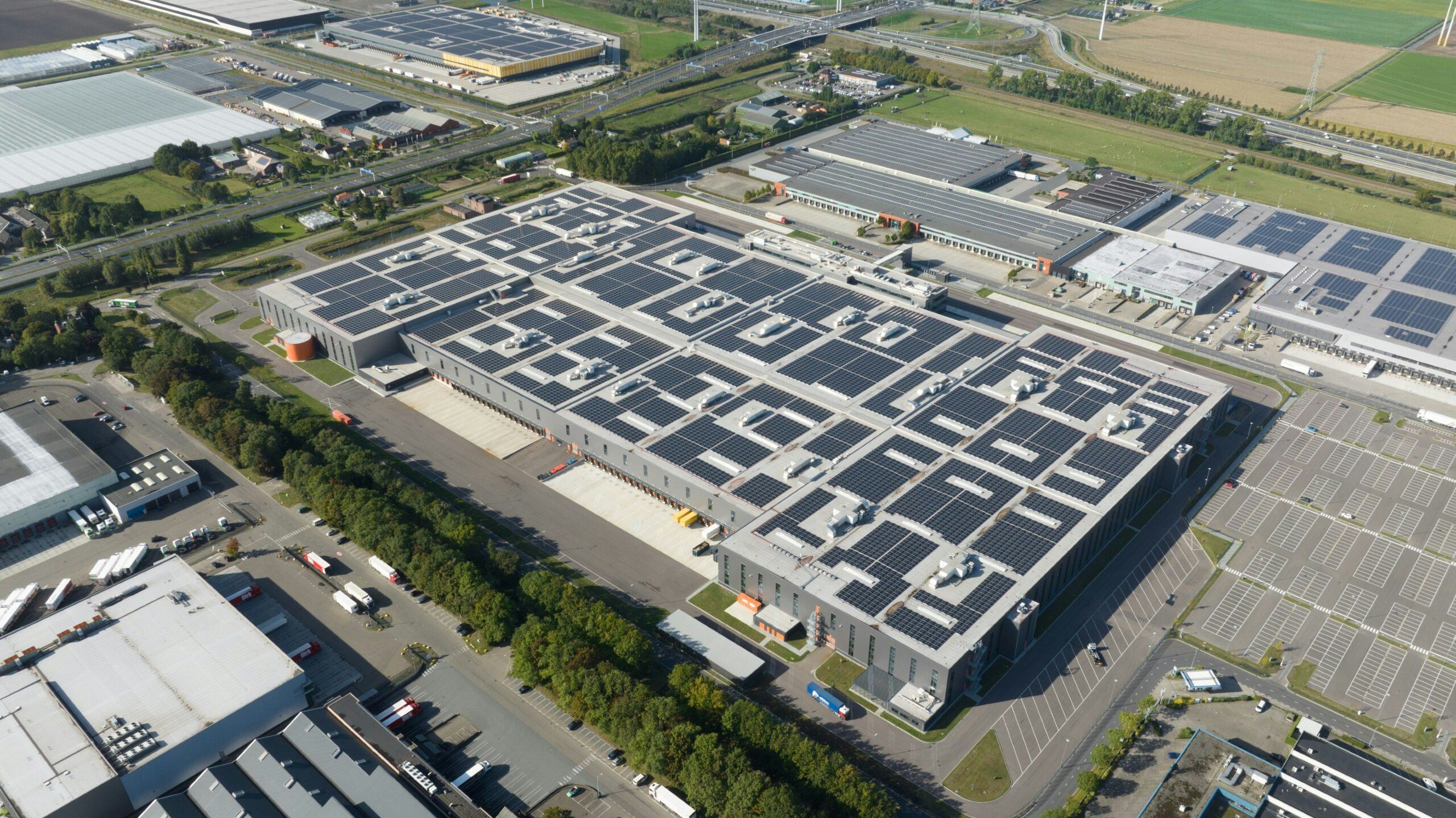 Het 140.000 vierkante meter grote distributiecentrum van Zalando in Bleiswijk is voorzien van maar liefst 28.000 zonnepanelen. Voor dergelijke grote projecten is het steeds lastiger om voldoende capaciteit op het stroomnet te krijgen.