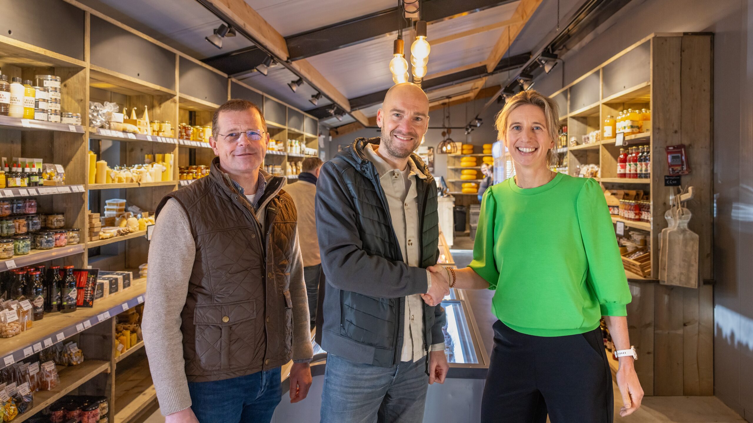 V.l.n.r. Paul van Straaten en Richard Nederlof (Lokalist) met Annemarie Geerdes (Innovatie Lead korte keten Agrifirm) in Boerderij Binnenveld in Rhenen. Foto: Marnix Klooster