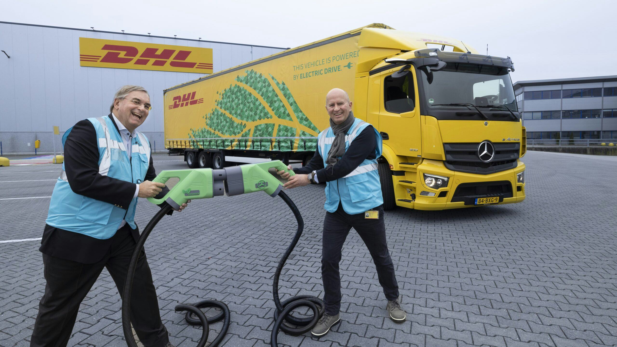 De symbolische ingebruikname van de e-truck werd verricht door Robin van Amelsvoort (DHL Supply Chain) en Gertjan Boom (Van der Wal Transport). 
