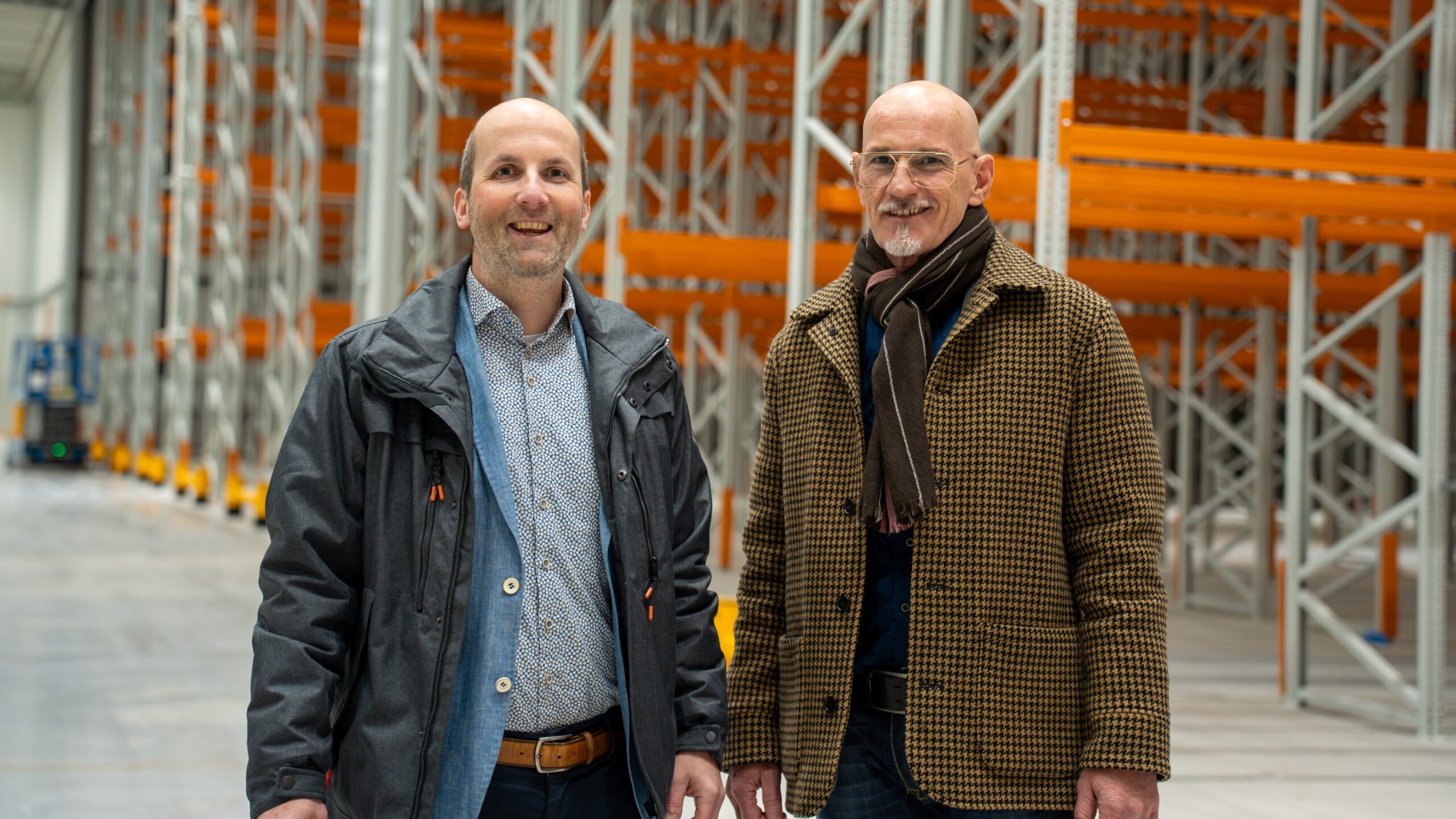 Directeur Vastgoed Bjorn Bertrand en Tony Vendrig, directeur Supply Chain bij Plus, tijdens de oplevering van het nieuwe vers-dc in Deventer / Foto's: Nick Witbreuk