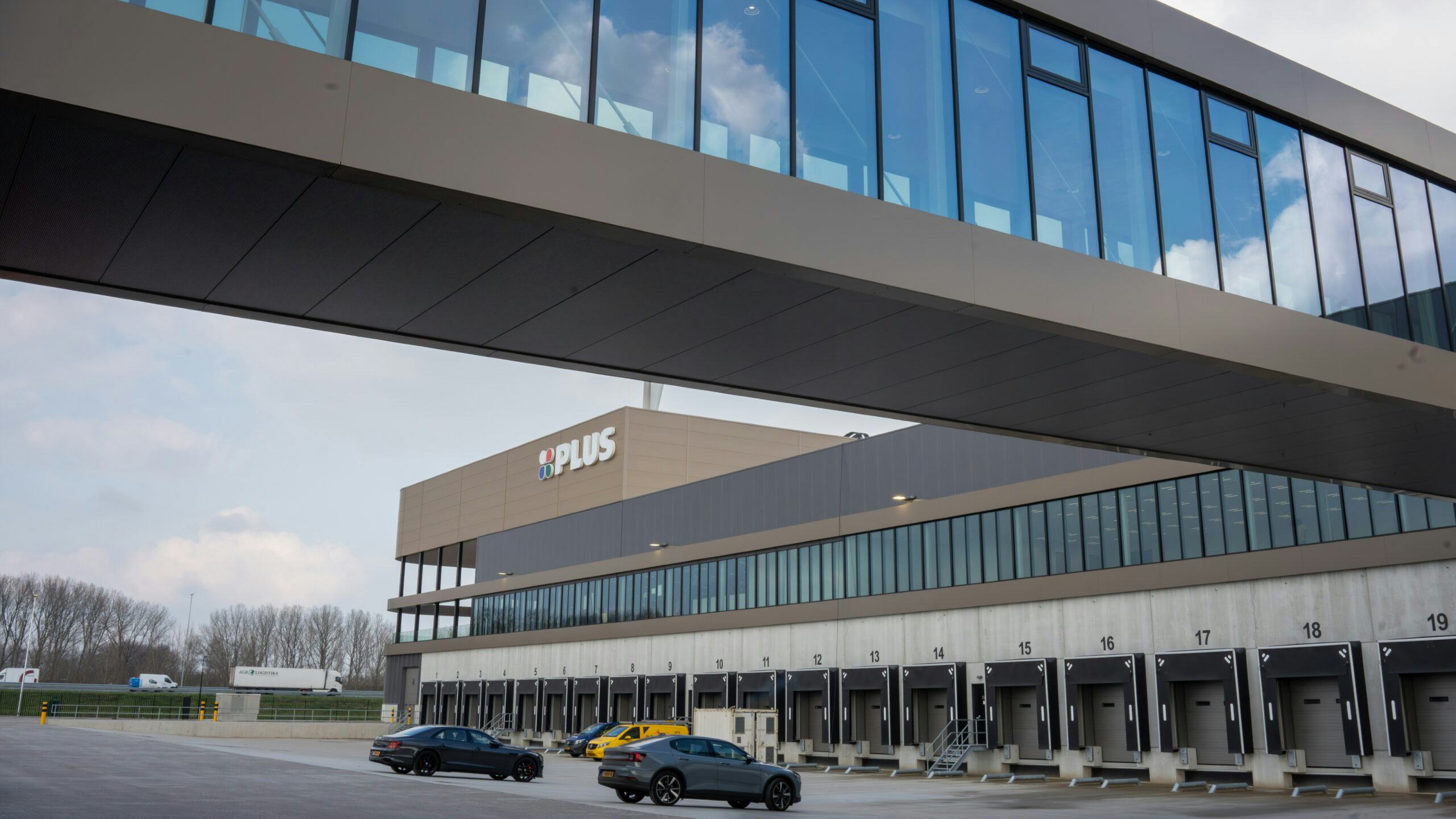 Het nieuwe vers-dc van Plus ligt op het A1 bedrijvenpark in Deventer. 
(Foto: Nick Witbreuk)