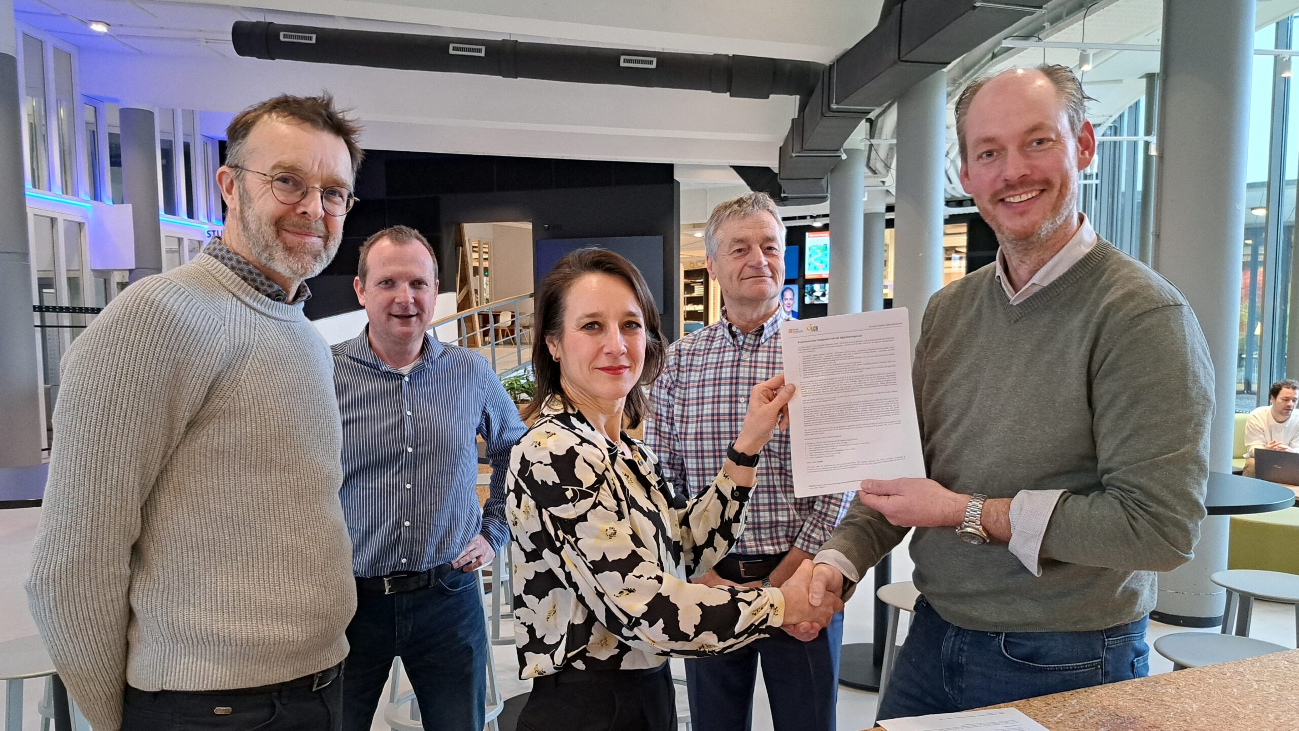 Stephanie Wagenaar (TLN) en Daan Quaars (Logistics Community Brabant) gaan samen aan de slag om de digitaliseringsgraad bij Nederlandse transportbedrijven te verhogen.