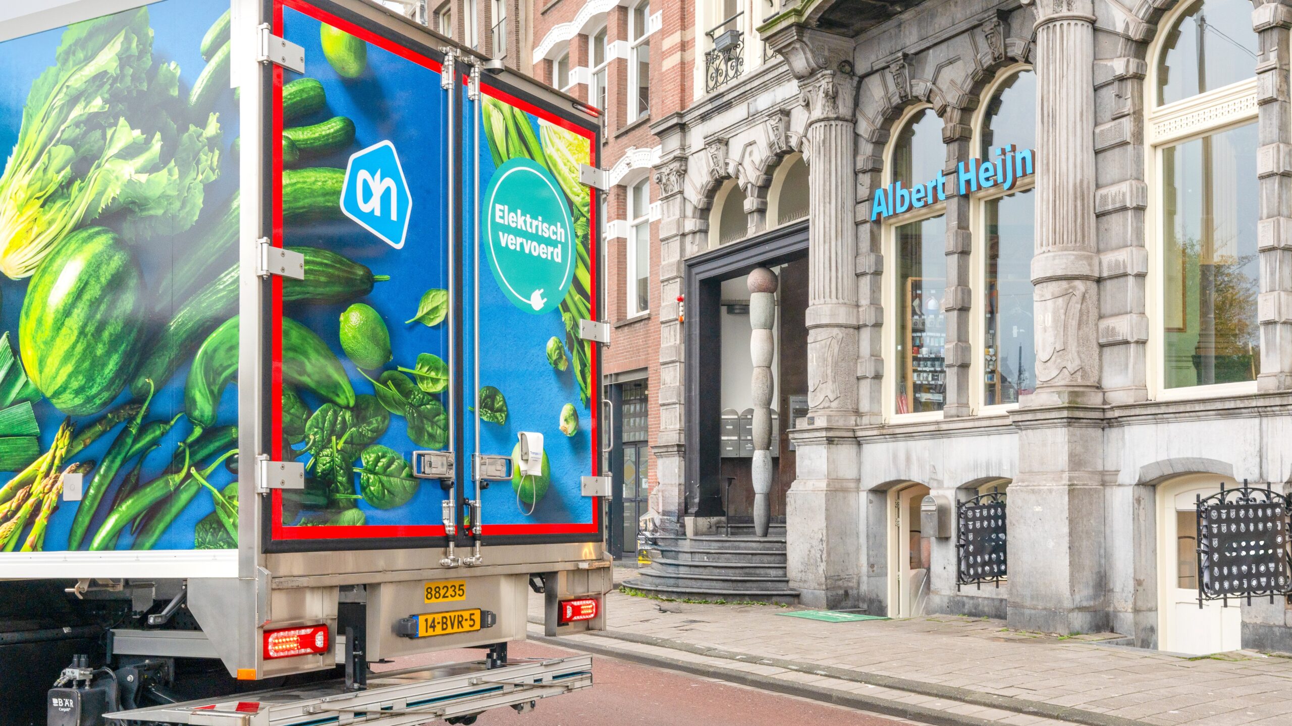 In 2024 leverde Albert Heijn 225.000 keer emissievrij, goed voor meer dan 5 miljoen elektrische kilometers. Momenteel rijden er 114 elektrische vrachtwagens. Dat is bijna 10 procent van de totale vloot. In 2030 moeten dit er 700 zijn, waarmee de CO₂-uitstoot met meer dan 88 miljoen kilogram zal afnemen. Daarnaast wordt in 17 steden, waaronder Amsterdam, Rotterdam en Utrecht, thuisbezorgd met elektrische voertuigen.