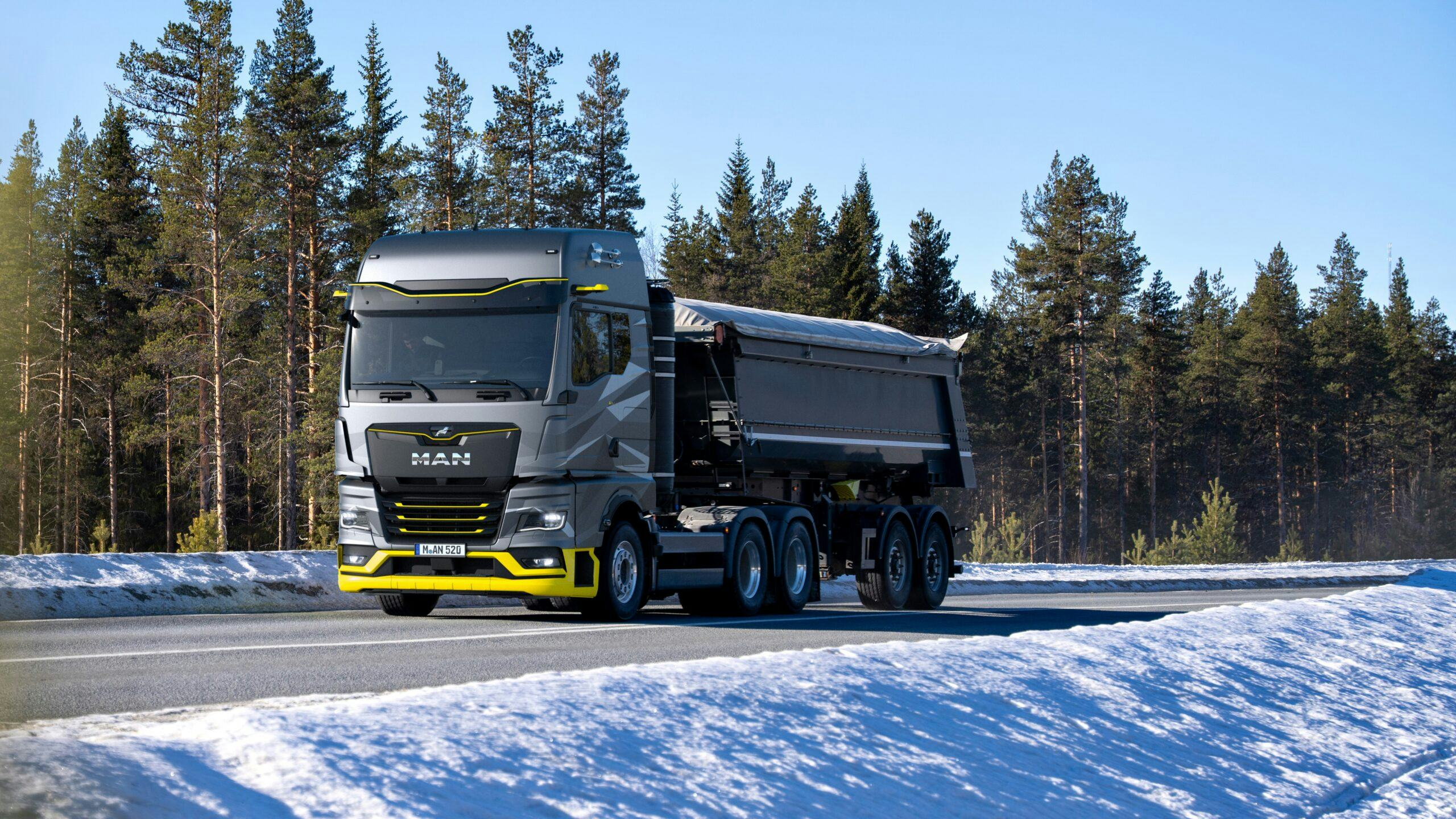 De nieuwe waterstoftruck is gebaseerd op de TG-serie. De ‘MAN hTGX’, zoals de vrachtauto gaat heten, biedt een alternatieve emissievrije aandrijfvariant voor speciale toepassingen, bijvoorbeeld voor het transport van zware goederen.