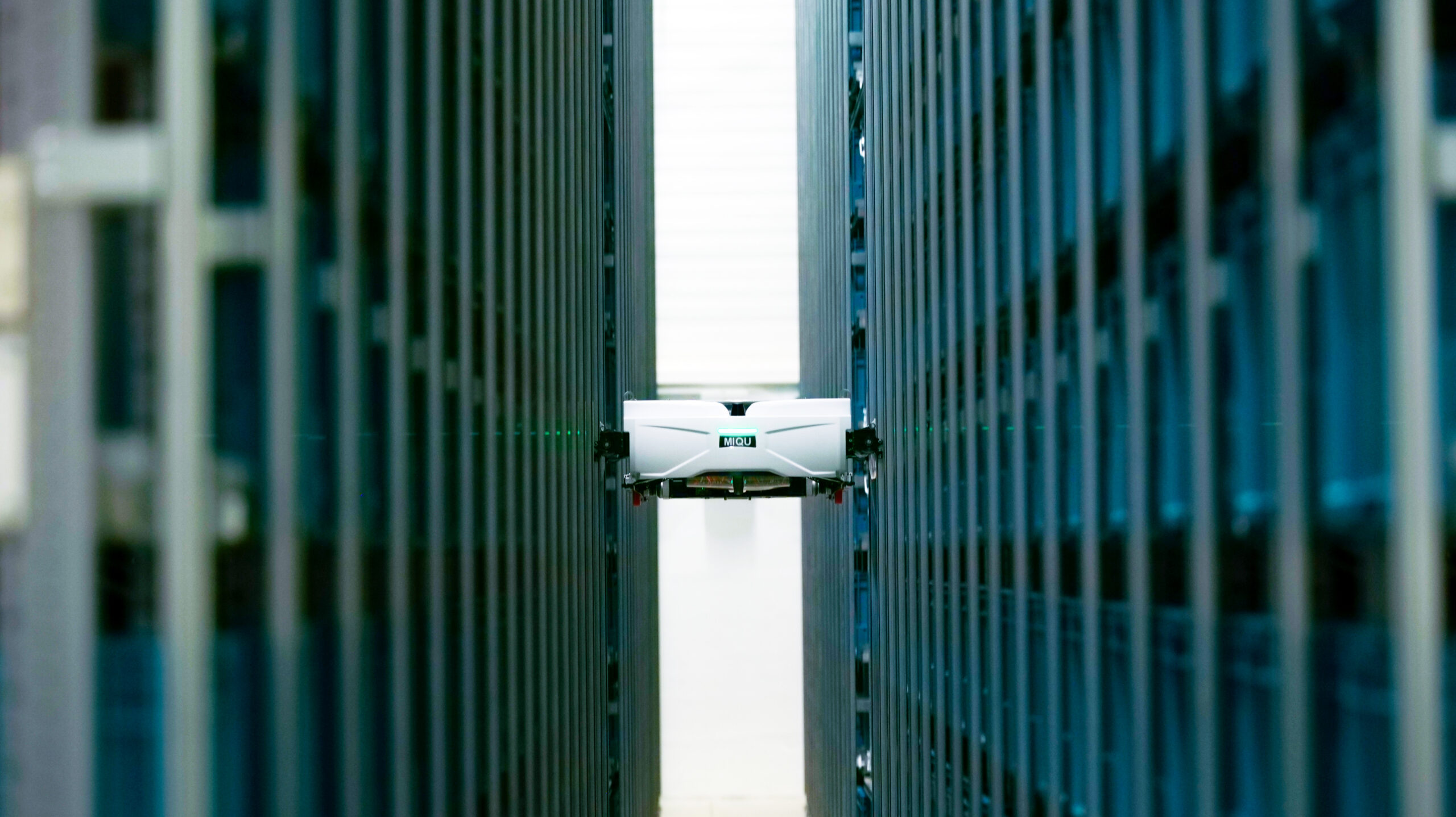 De Skypod robots van Exotec zijn magazijnrobots die tot 12m hoog in rekken klimmen en 3D bewegen om artikelen te picken en orders voor te bereiden.