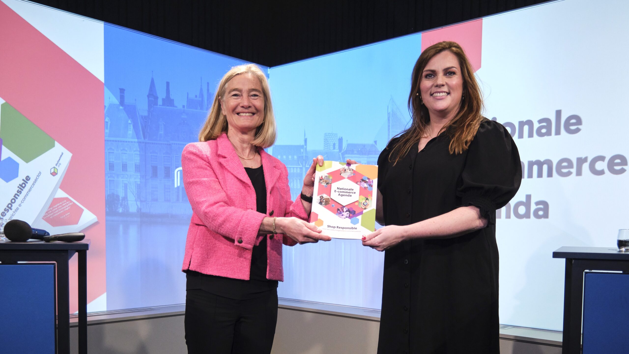 Marlene ten Ham (rechts) van Thuiswinkel.org, eerder dit jaar samen met voormalig minister Micky Adriaansens van Economische Zaken en Klimaat  (FOTO: Fred Libochant)  