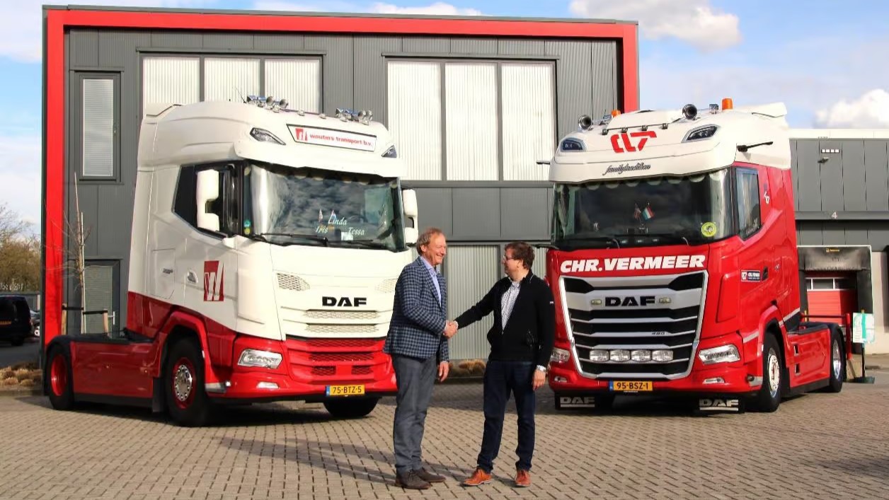 Geert Wouters (Wouters Transport) en Christiaan Vermeer (Chr. Vermeer Transport) schudden elkaar de hand na de officiële afronding van de overname. 