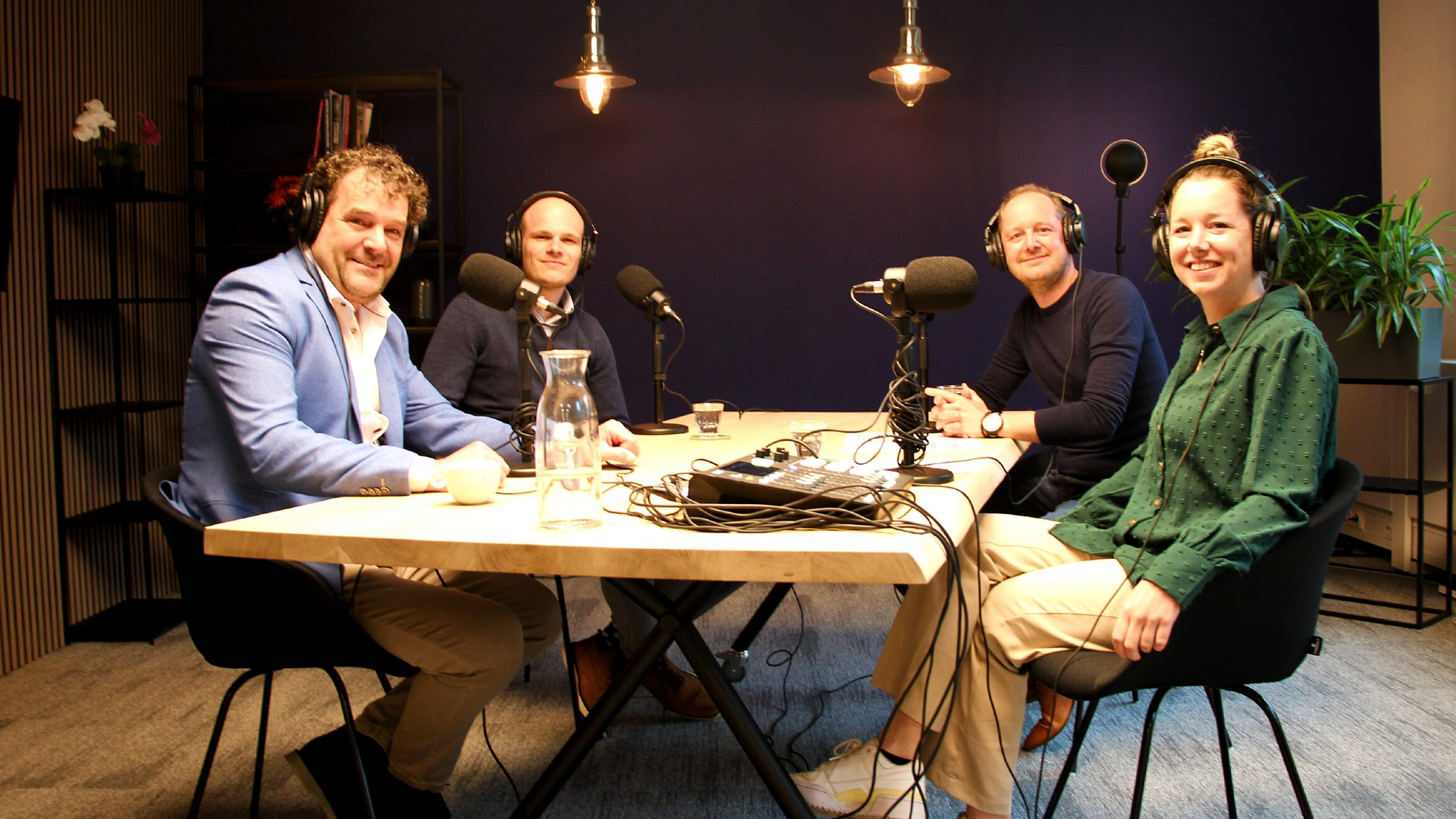 In deze aflevering van ZE Café schuiven Andries Vlot van TSN Groen (links) en Robert Gunsing van Mobilyze (rechts) aan bij redacteuren Remco Nieuwenbroek en Daniëlle van Hout van Logistiek.nl.