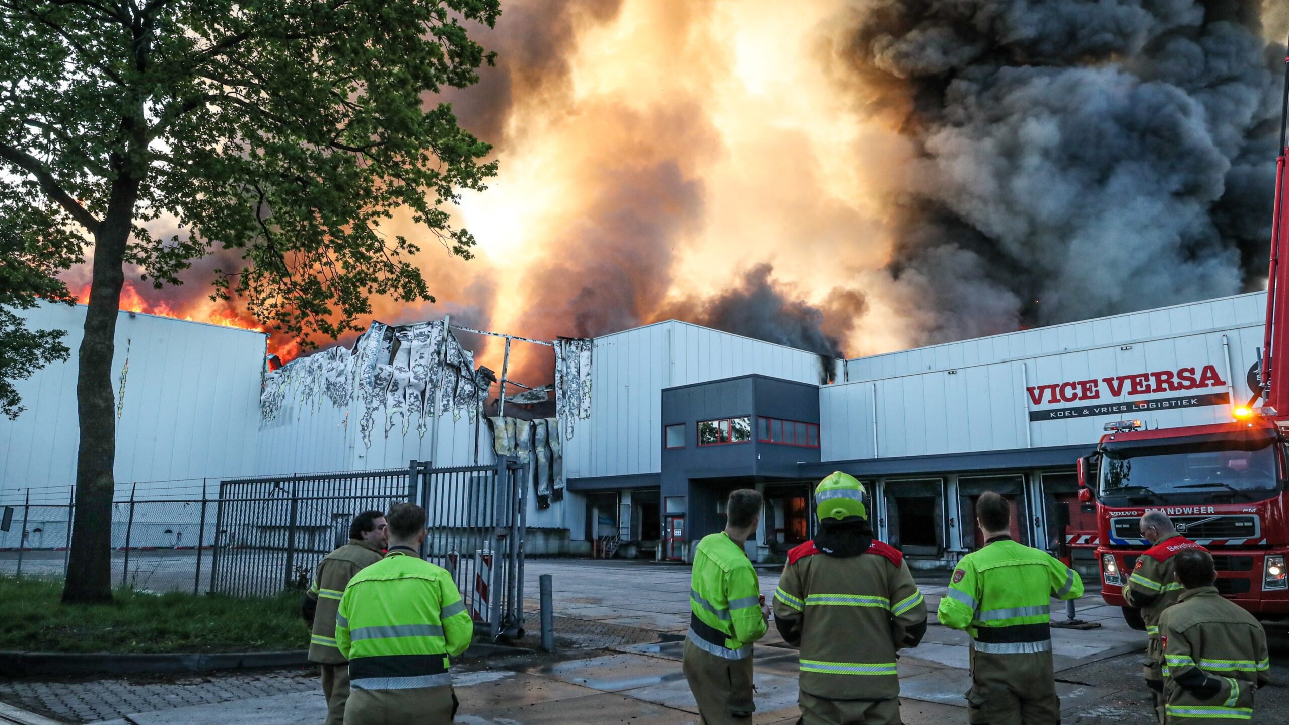 Zeer grote brand bij de koel- en vriesloods van Vice Versa in Oss. Foto: ANP/Hollandse Hoogte - Hans van der Poel
