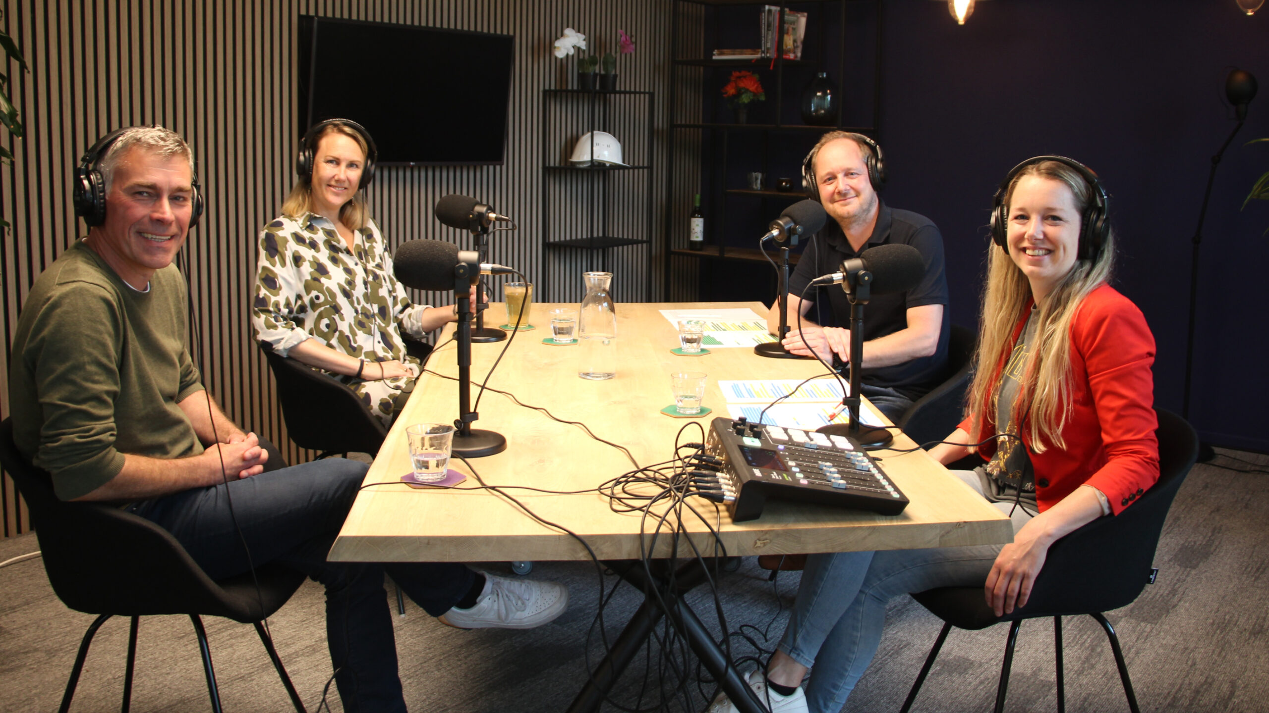 In deze aflevering van ZE Café schuiven logistiek adviseur Michael van Wijngaarden (links) en Marie-José Baartmans van Breytner (rechts) aan bij redacteuren Remco Nieuwenbroek en Daniëlle van Hout van Logistiek.nl.