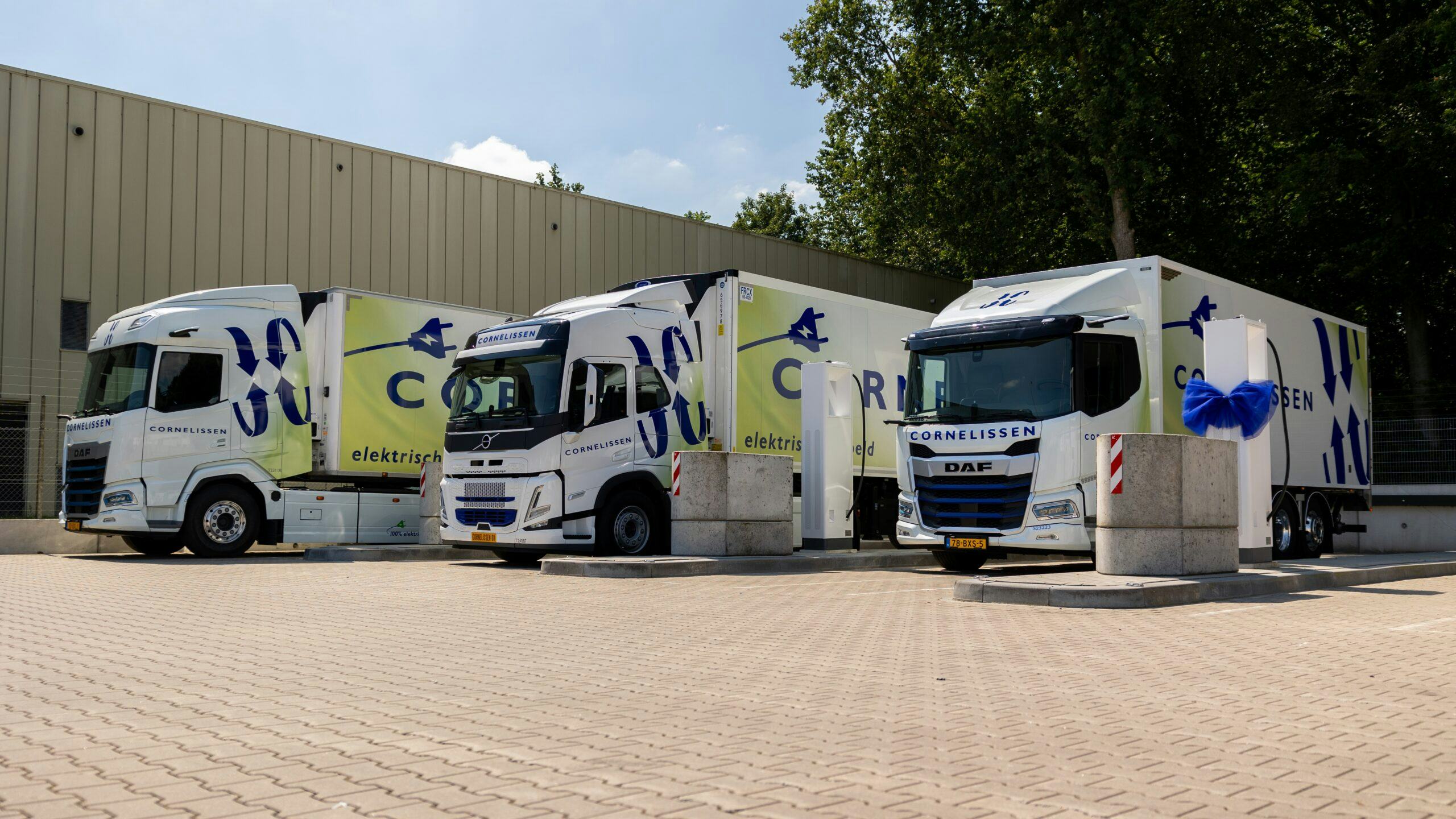 Cornelissen Transport heeft afgelopen juli een groot eigen laadplein in gebruik genomen in Tilburg. Met de acht nieuwe laadpalen heeft het bedrijf voldoende laadcapaciteit tot de tweede helft van 2026.