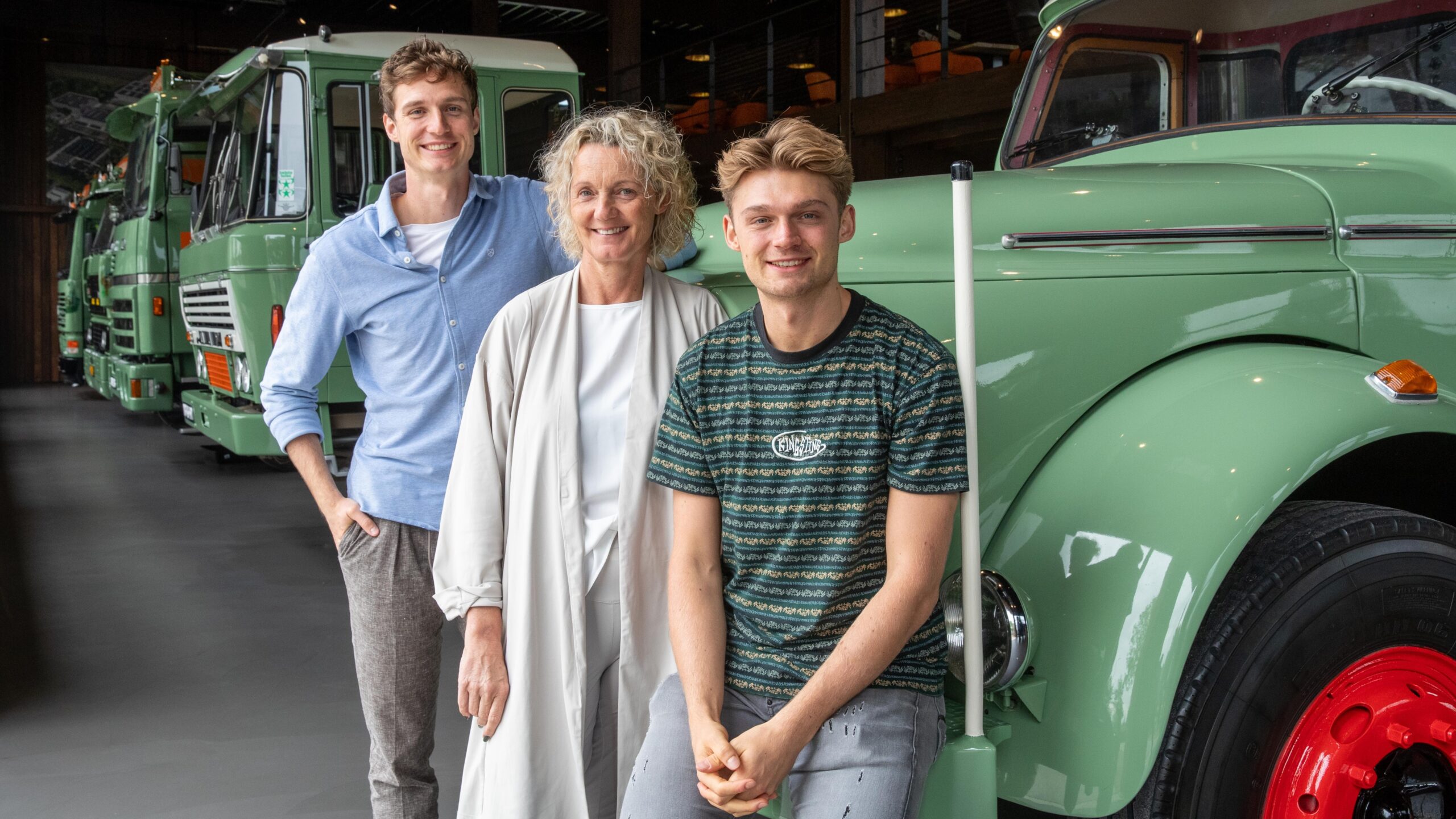 Sytse (links) en Rinke Oegema (rechts), samen met hun moeder Gina Wielink, financieel directeur van het familiebedrijf Oegema Transport. 
(Foto: Ronald Hissink)