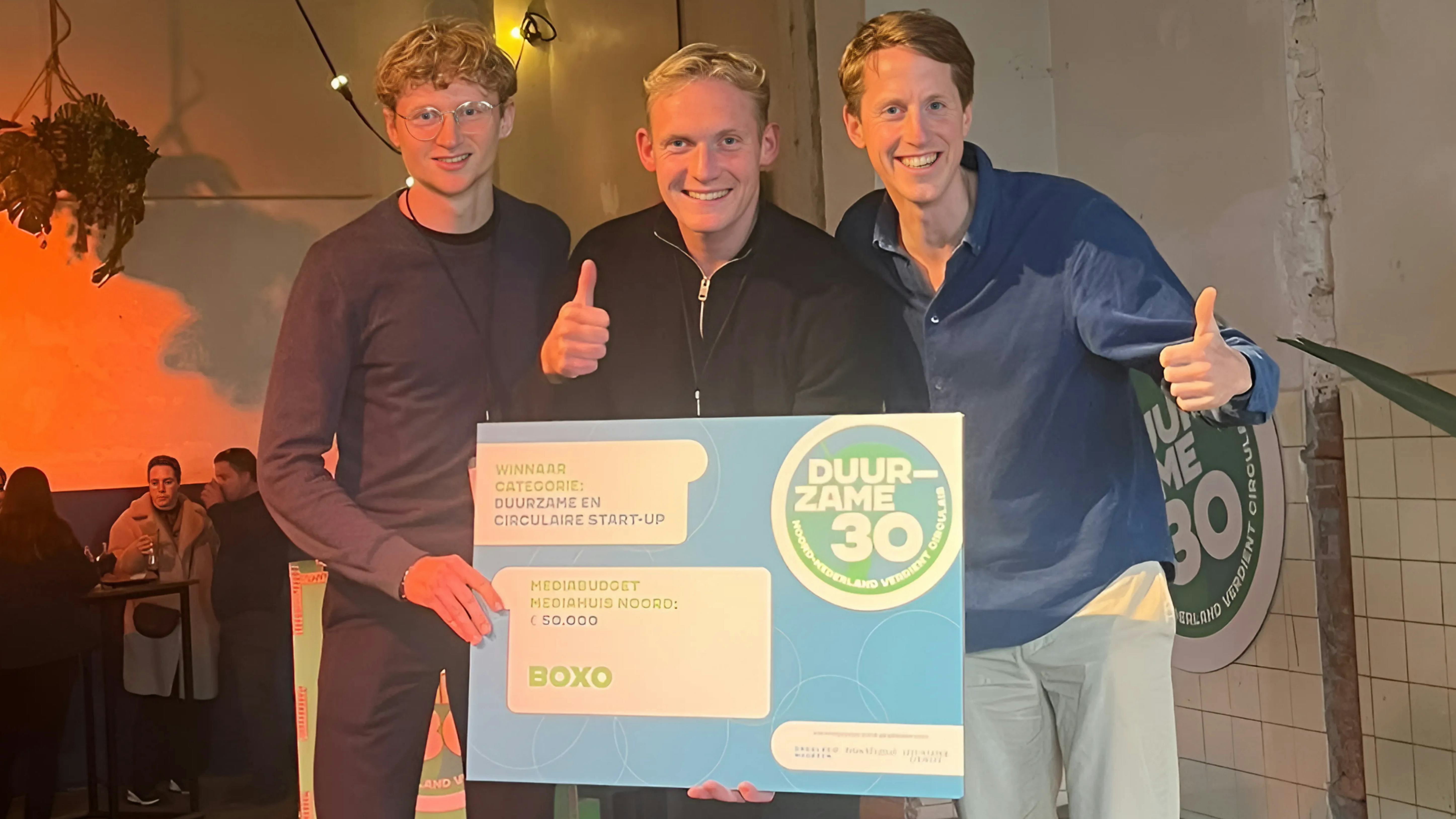 Boxo-oprichters Lucas Hullegie, Okke de Jonge en Marcel Kleizen nemen de award in ontvangst