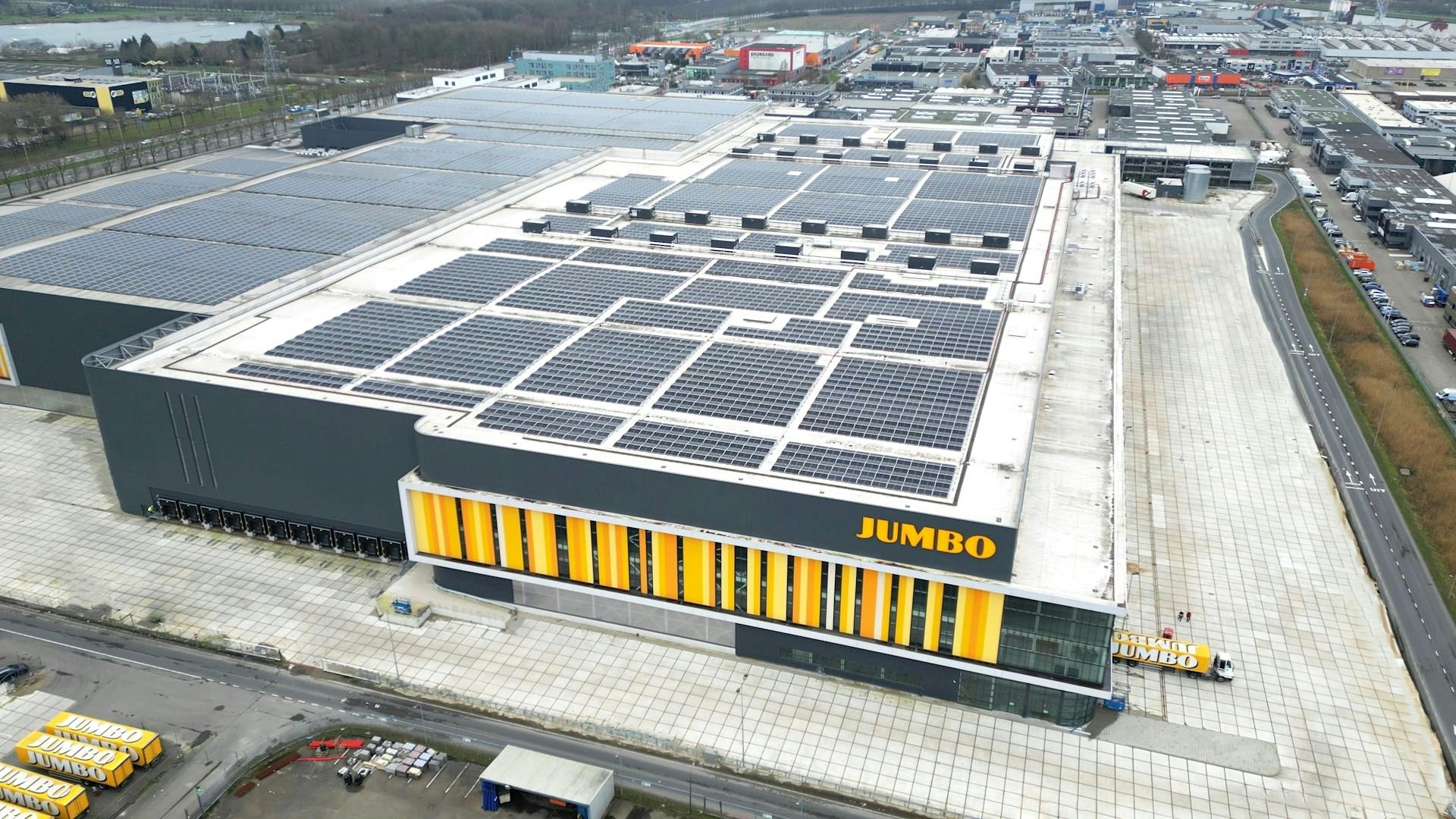 Jumbo's deels in gebruik genomen distributiecentrum in Nieuwegein kan nu al bogen op een mooie erkenning. Met een hoge score op duurzaam bouwen en inrichten heeft de foodretailer hiermee een Breaam certificaat te pakken. Belangrijk aspect in de verduurzaming zijn de 8.000 zonnepanelen, geïnstalleerd om een groot deel van de energiebehoefte te dekken. Voor dit doel heeft KiesZon dit dak van het dc omgetoverd tot een duurzame energiecentrale, met een totaal geïnstalleerd vermogen van 8.23 MW.